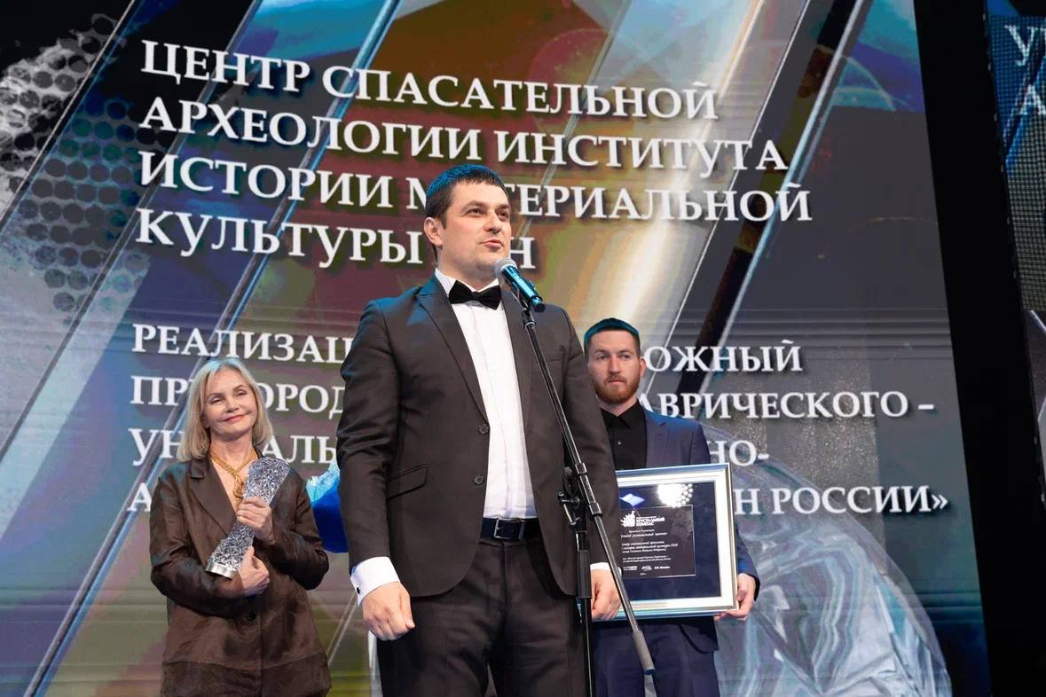 Планета героев: в Москве наградили лауреатов национальной премии «Хрустальный компас» В прошлом году Культурный центр «Старый парк» стал лауреатом этой престижной премии. В этот раз принимал участие в качестве почетного гостя. 29 мая в Московском международном Доме музыки объявили победителей XIII национальной премии «Хрустальный компас». Статуэтки из хрусталя и серебра вручили авторам выдающихся достижений и уникальных проектов в области географии, экологии и смежных наук, сохранения природного и историко-культурного наследия, научной и экспедиционной, просветительской и общественной деятельности. Яркая церемония под девизом «Планета героев» собрала представителей России, Индии, Китая, Японии, Египта, Италии и Непала. И не смотря на нестабильную международную ситуацию, наука культура и искусство продолжают развивать наш мир. И сохранять его. Смотришь на них и понимаешь: завтра обязательно наступит.
