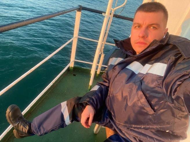 Уже год девушка погибшего моряка из Приморья Антона Хрумова добивается опровержения причины смерти мужчины Она рассказала vladivostok1ru что 4 экспертизы во Владивостоке показали одно и тоже но московская независимая экспертиза нашла в них нарушения Сделанные во Владивостоке посмертно со слов капитана и других членов команды во всех указано что угроз и унижений о которых заявлял погибший за время до смерти не было парень ушел из жизни добровольно состава преступления нет Также у моряка диагностировали психическое заболевание Но перед приемом на работу Антон проходил все медицинские комиссии никогда не состоял на учёте у психиатра или нарколога Родственники отправили материалы владивостокской экспертизы на дополнительное рассмотрение в Москву Там уже другие эксперты выявили многочисленные нарушения одно из них по статье Федерального закона О государственной судебно экспертной деятельности в Российской Федерации Спустя год нет тела и мы его так и не нашли нам говорят что он сразу пошел ко дну но разве так бывает Сейчас уже отправили вторую жалобу в Генеральную прокуратуру Москвы Будем обращаться к Александру Бастрыкину заключила Ольга Начало истории можно прочитать по ссылке в прошлом году молодой человек упал за борт корабля на котором работал И пропал По словам экипажа до этого он вел себя странно при этом родственники парня заявили что не верят в эту версию Фото Ольга Глушак Подписаться