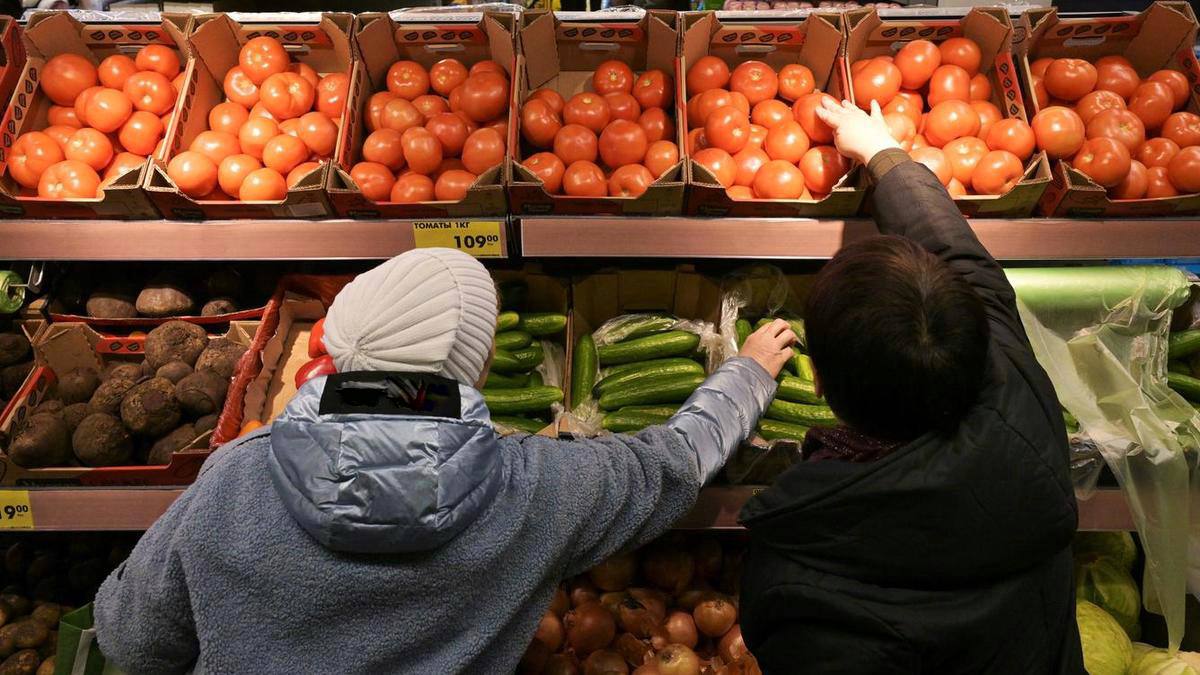 Продукты в Томской области за год подорожали на 10,4%  Годовая инфляция в Томской области в 2024 году составила 9,4%, в то время как в целом по России этот показатель равен 9,52%.  Из продуктов питания в прошлом году в Томской области больше всего подорожало масло, его стоимость возросла на 38,36%. Рыба стала дороже на 17,78%, а молоко и молочная продукция увеличились в цене на 17,07%.  Подорожали и услуги в сфере общественного питания. Годовой рост цен на обед в столовых и кафе составил 14,31%. Причиной такого увеличения назвали высокий спрос.  Вести Томск