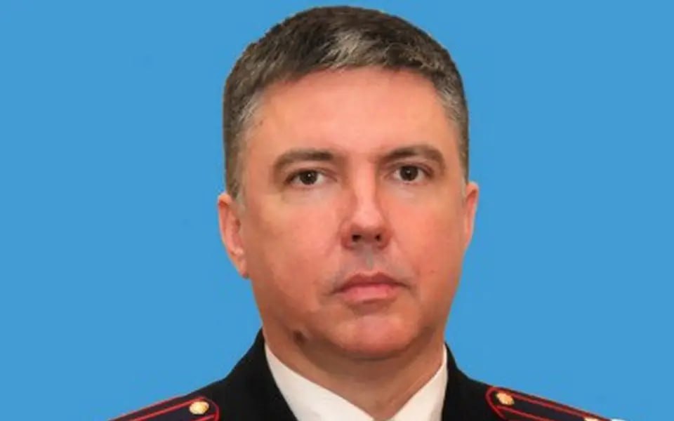 Полковник Виталий Власов из Орловской области возглавил управление МВД по Белгородской области Министр внутренних дел России Владимир Колокольцев представил нового начальника управления МВД по Белгородской области полковника полиции Виталия Власова Ранее он работал на посту замначальника орловского управления МВД Предыдущий начальник белгородского УМВД Василий Умнов покинул должность в связи с достижением 70 лет Колокольцев подчеркнул что новому руководителю предстоит в короткие сроки вникнуть в особенности оперативной обстановки в регионе и обеспечить контроль над ключевыми направлениями работы Особый акцент сделан на борьбе с экономическими преступлениями незаконным оборотом оружия и наркотиков предотвращении террористических и экстремистских угроз а также обеспечении безопасности на дорогах области Глава МВД отдельно остановился на противодействии IT преступности По его словам в стране впервые за долгое время зафиксировано устойчивое снижение числа киберпреступлений минус 12 по итогам года при этом в Белгородской области их количество сократилось на 11 Однако доля таких преступлений в общем массиве остается значительной и превышает 40 поэтому министр потребовал от нового руководителя дальнейшего повышения эффективности раскрытия и расследования этих составов в том числе за счет активного использования новой меры процессуального принуждения приостановления операций с денежными средствами для заморозки активов и последующего возмещения ущерба Отдельное поручение касается миграционной сферы Колокольцев потребовал усилить работу по установлению местонахождения иностранцев из реестра контролируемых лиц сосредоточиться на проверках мест компактного проживания мигрантов и не допускать образования этнических анклавов в регионе Он напомнил что полиция обладает правом беспрепятственного доступа в помещения где находятся подлежащие высылке иностранцы и призвал к наступательным действиям по пресечению каналов незаконной миграции и документированию деятельности преступных групп занимающихся легализацией иностранных граждан t me abireg max