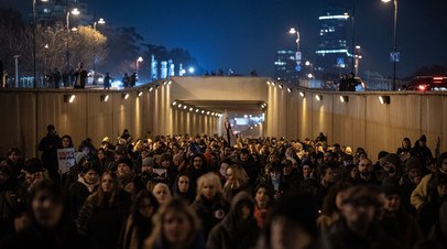 В Тбилиси начался антиправительственный митинг   В Грузии началась антиправительственная акция протеста — демонстранты перекрыли проспект Руставели в Тбилиси у здания парламента.  Читать далее