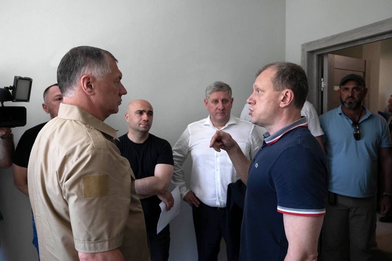 Марат Хуснуллин: в ближайшее время жители начнут получать ключи от новых квартир     Речь идёт о новом ЖК на улице Куприна в Мариуполе, построенном ООО «РКС-НР» с привлечением подрядчиков. В двух домах сдаются 182 квартиры в чистовой отделке, с установленной сантехникой и кухонной мебелью. Все они предоставляются в качестве компенсации горожанам, потерявшим своё жильё.       Вице-премьер Марат Хуснуллин в ДНР с рабочим визитом. Уже оценил ряд восстановленных объектов в Мариуполе, а также новостройки.