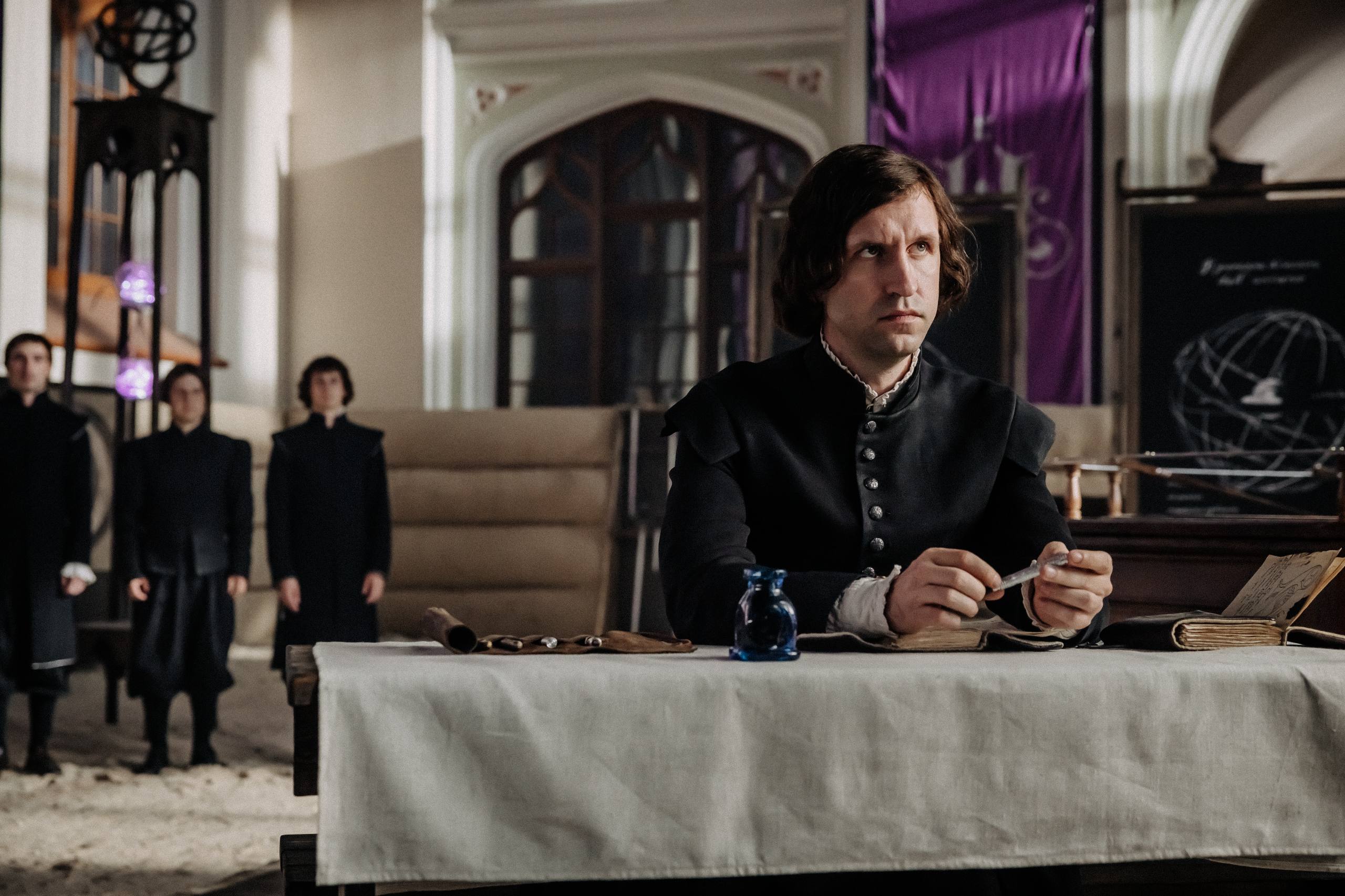 Премьера фэнтези-сериала «Этерна» состоится 4 июля  Сериал «Этерна» снят по мотивам романов Веры Камши из цикла «Отблески Этерны». Сюжет расскажет о планете Кэртиана, где в ожидании конца света, мир охвачен междоусобными конфликтами.  4 июля в Санкт-Петербурге состоится всероссийская премьера сериала с участием актёров, на которой покажут сразу две серии шоу. Специальные показы также пройдут в 28 городах России: Белгороде, Волгограде, Воронеже, Калининграде, Краснодаре, Красноярске, Москве, Нижнем Новгороде, Новосибирске, Перми, Сочи и других.  Выход первой серии на «Кинопоиске» состоится 5 июля. В первом сезоне будет шесть эпизодов, которые будут выходить раз в неделю.