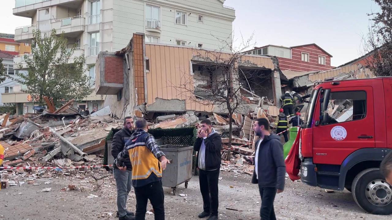 Шестиэтажный дом обрушился в пригороде Стамбула Предположительно под завалами могут находиться люди Мэр Гебзе Зиннур Бююккез сообщил что в здании проживали две семьи в общей сложности семь человек Однако пока неизвестно находились ли они внутри в момент обрушения По данным телеканала NTV на месте работают спасательные службы Что стало причиной не раскрывается Но в непосредственной близости от дома ведутся работы по строительству линии метрополитена