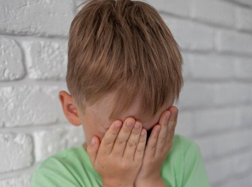 Врачи МО спасли 7-летнего ребенка, перепутавшего таблетки от давления с драже В больницу Видного был госпитализирован семилетний мальчик с признаками медикаментозного отравления. Ребенок принял лекарство от давления, принадлежавшее его бабушке, ошибочно приняв его за конфеты и проглотив сразу две таблетки. Об этом сообщает портал mz.mosreg.ru. Пресс-служба уведомляет, что по словам Вероники Петровой, заведующей педиатрическим отделением больницы, состояние мальчика при поступлении характеризовалось выраженной гипотонией – критическим снижением…
