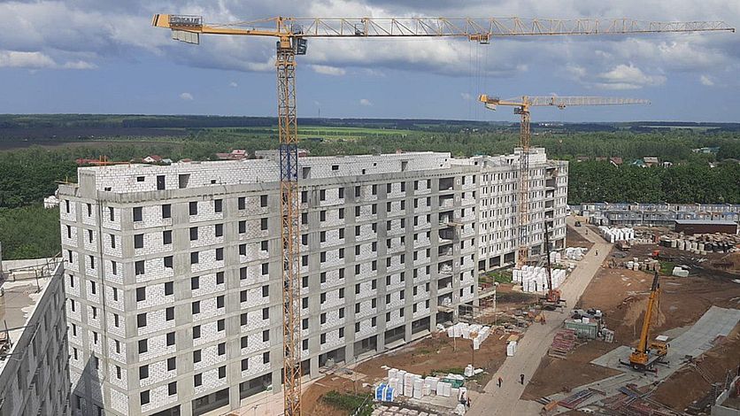 В общежитии студенческого кампуса в Орле начались фасадные работы В будущем там будут жить полторы тысячи человек По словам гендиректора ППК "Единый заказчик" Карена Оганесяна, в зданиях общежития завершены монолитные работы и устройство кровли, идет устройство внутренних стен и перегородок, монтаж фасада и прокладка инженерных коммуникаций Вести-Орел. Подписаться