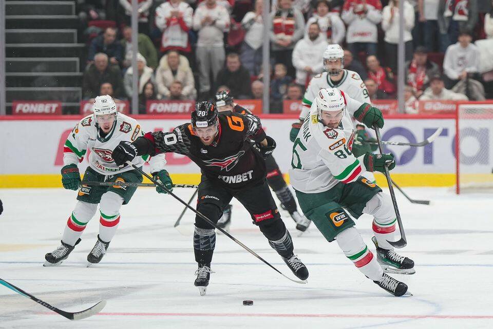 Ак Барс одержал уверенную победу над Авангардом в Омске благодаря трем очкам Яшкина Казанский Ак Барс одержал гостевую победу над Авангардом в заключительном четвертом матче регулярного чемпионата между этими соперниками Тренерский штаб казанцев произвел точечные изменения в составе после предыдущей игры Денис Комков остался вне заявки а на лед вернулись Михаил Фисенко и Егор Потапов Читать полностью