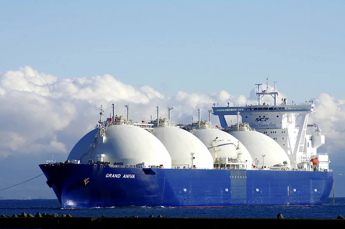 Россия продолжит развивать производство сжиженного природного газа СПГ но планы выйти на выпуск 100 млн т в год сдвинуты на несколько лет заявил вице премьер Александр Новак Строительство заводов по производству СПГ в России продолжается а власти по прежнему рассматривают сжиженный газ как один из основных секторов и драйвером развития энергетической отрасли подчеркнул Новак Наша задача была выйти на 100 млн т в год к 2030 году Понятно в связи с санкционными ограничениями сейчас на несколько лет это будет сдвинуто вправо сказал Новак в интервью России 24 ВГТРК Из одобренной в середине апреля энергостратегии России следовало что производство СПГ в России предполагается увеличить с 32 3 млн т в 2023 году до 90 105 млн т в 2030 году до 110 130 млн т в 2036 году и до 110 175 млн т в 2050 году Для достижения уровня производства 100 млн т к 2030 году предполагалось достроить Арктик СПГ 2 19 8 млн т и проект в Усть Луге 13 2 млн т построить Обский СПГ 4 8 млн т Мурманский СПГ 20 4 млн т и Арктик СПГ 1 19 8 млн т в дополнение к действующим Сахалин 2 9 6 млн т Ямал СПГ 17 4 млн т Российские планы производства сжиженного газа были сорваны западными странами включая США которые последовательно ввели ряд энергетических санкций направленных против проектов по производству и экспорту СПГ В итоге мировой рынок СПГ захватывают американские поставщики а Москва вынуждена продавать газ Пекину с солидным дисконтом