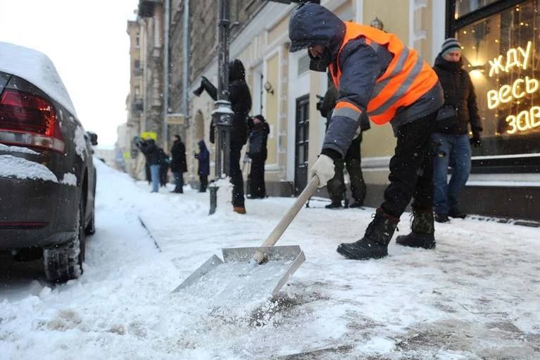 В этом году в Петербурге планируют закупить 168 тысяч тонн технической соли и 68 тысяч тонн песка Об этом сообщил глава комитета по благоустройству Сергей Петриченко на заседании городского правительства Для сравнения в прошлом году объемы закупок были несколько ниже 160 тысяч тонн соли и 85 тысяч тонн песка Сейчас дорожники уже подготовили 21 тысячу тонн соли и 29 тысяч тонн песка для обработки дорог от наледи Поставки будут осуществляться постепенно При этом в комитете отметили что постараются минимизировать количество соли на улицах Подпишись на Комсомольскую правду СПб отдай свой буст нам