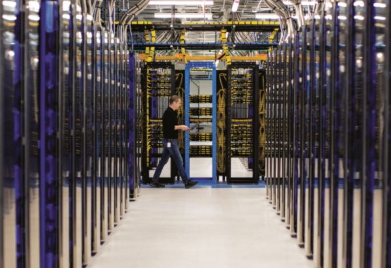 Alibaba нашла способ сократить потребность в ускорителях Nvidia на 82 благодаря системе Aegaeon В условиях нехватки вычислительных мощностей и ограничений на импорт компания оптимизировала использование ускорителей для работы своих языковых моделей Теперь для обслуживания десятков языковых моделей требуется всего 213 ускорителей вместо 1192 Система позволяет одному GPU обрабатывать до семи моделей значительно снижая задержки при переключении Это стало возможным благодаря сотрудничеству с учеными Пекинского университета и внедрению автомасштабирования на уровне токенов Как сообщает South China Morning Post тестирование Aegaeon уже идет более трех месяцев на платформе Bailian Источник изображения Nvidia Unlim AI