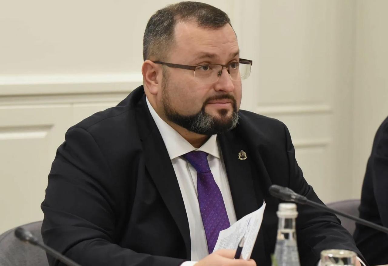 Экс глава Корпорации развития Курской области получил 9 лет колонии Владимира Лукина признали виновным в хищении средств при строительстве фортификаций на границе с Украиной Как сообщает корреспондент ТАСС из Ленинского районного суда Курска бывший чиновник также должен заплатить штраф в 900 тысяч рублей Лукин лишён ордена За заслуги перед Отечеством II степени которым его наградил президент в декабре 2023 года Бывший заместитель Лукина Игорь Грабин по этому же делу получил 8 лет лишения свободы со штрафом в 800 тысяч рублей Также суд приговорил директора подрядчика КТК сервис Андрея Воловикова к 8 5 годам заключения Ещё один бывший заместитель гендиректора Корпорации развития Курской области Дмитрий Спиридонов получил 7 лет лишения свободы Подписаться на Говорит Москва Telegram VK MAX