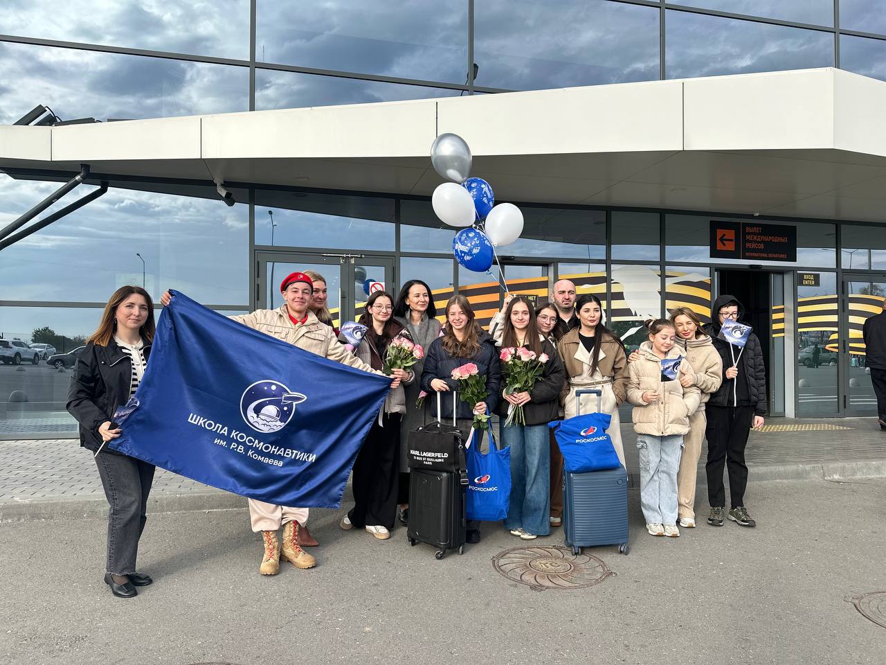 Воспитанники владикавказской Школы космонавтики вернулись с легендарного космодрома Байконур Победители Всероссийского проекта Космическая экспедиция первых Эвелина Гобеева Эвелина Манукян и Мария Туаева где побывали на экскурсии узнали как рождаются космические старты и прикоснулись к истории великих свершений рассказали в телеграм канале школы Вести Алания Владикавказ