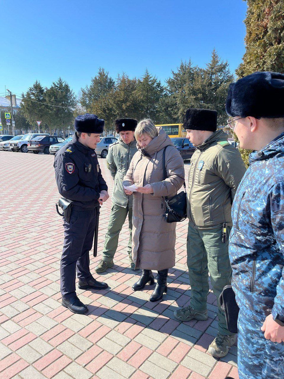 Полиция Курского округа предупредила о мошенничестве    В Курском муниципальном округе сотрудники полиции провели информационные мероприятия, направленные на повышение бдительности граждан в отношении мошеннических схем. Стражи правопорядка рассказали о самых распространённых видах и способах обмана, а также дали рекомендации, как защитить свои сбережения от действий злоумышленников.    Полицейские призвали жителей быть осторожными при общении с незнакомцами, особенно по телефону или через интернет. Они напомнили, что ни в коем случае нельзя сообщать свои персональные данные, коды из СМС-сообщений или перечислять предоплату за товары и услуги.    Организаторы мероприятий подчеркнули, что сотрудники правоохранительных органов и государственных учреждений никогда не запрашивают конфиденциальную информацию по телефону и не требуют перевода денежных средств на какие-либо счета.    В рамках акции полицейские раздали жителям информационные памятки, в которых указаны номера телефонов отделов полиции.