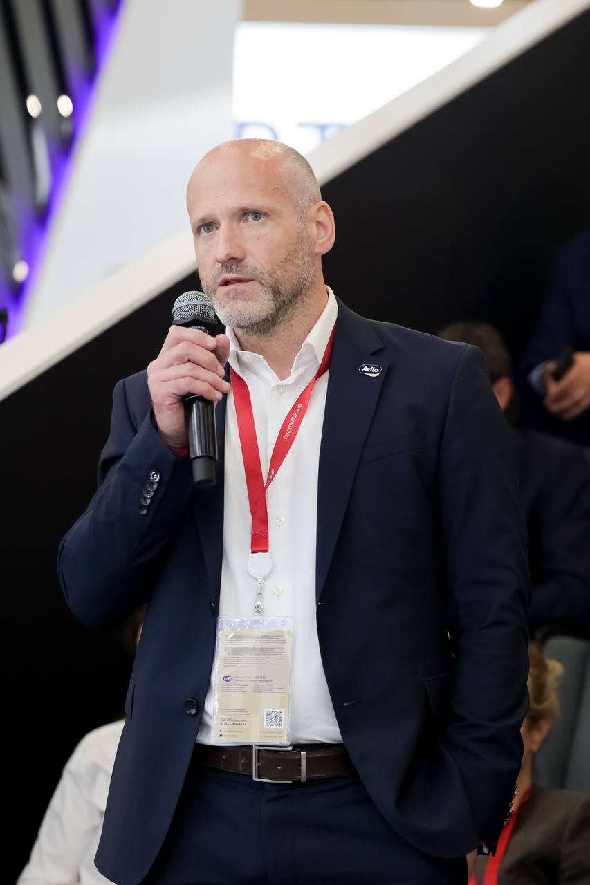 Авито на ПМЭФ: «Основной вопрос сегодня — как МСП конкурировать с крупным бизнесом за кадры» На ПМЭФ 2025 прошла сессия «Роль МСП в достижении новых национальных целей». В России формируется новая экономическая модель — экономика предложения, и сектор МСП играет ключевую роль в её построении. В рамках этой модели акцент смещается на качество товаров и услуг, а поддержка бизнеса становится направленной на расширение и развитие. Влад Федулов, управляющий директор Авито, рассказал о том, как цифровые платформы помогают предпринимателям находить сотрудников в условиях исторически низкой безработицы. По его словам, около 80% компаний малого и среднего бизнеса сталкиваются с дефицитом кадров и не могут найти нужных специалистов. «Основной вопрос сегодня стоит так: как малому и среднему предприятию конкурировать с большими компаниями за квалифицированных сотрудников? Мы видим два пути решения. Первый — концентрироваться на молодых специалистах, которые только начинают карьеру и еще не имеют высокой квалификации. Для этого мы создали специальный раздел на платформе, где количество резюме выпускников увеличилось на 50%. Второй путь — помочь работодателям правильно формулировать требования к кандидатам. Например, мы внедрили специальный инструмент, который помогает с описанием вакансии, особенно с тем, как сделать её привлекательной для молодежи», — рассказал Влад. В сессии также приняли участие Wildberries, Правительство РФ и другие.