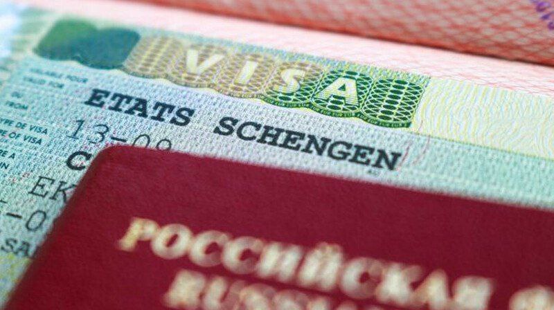 Запрет на выдачу виз россиянам планирует ввести Еврокомиссия EUObserver Также ЕК рассматривает заморозку активов 13 российских граждан и 18 российских компаний пишет издание Сообщается что ЕК рассматривает запрет на доступ России к ИИ услугам фирм из ЕС в рамках новых санкций