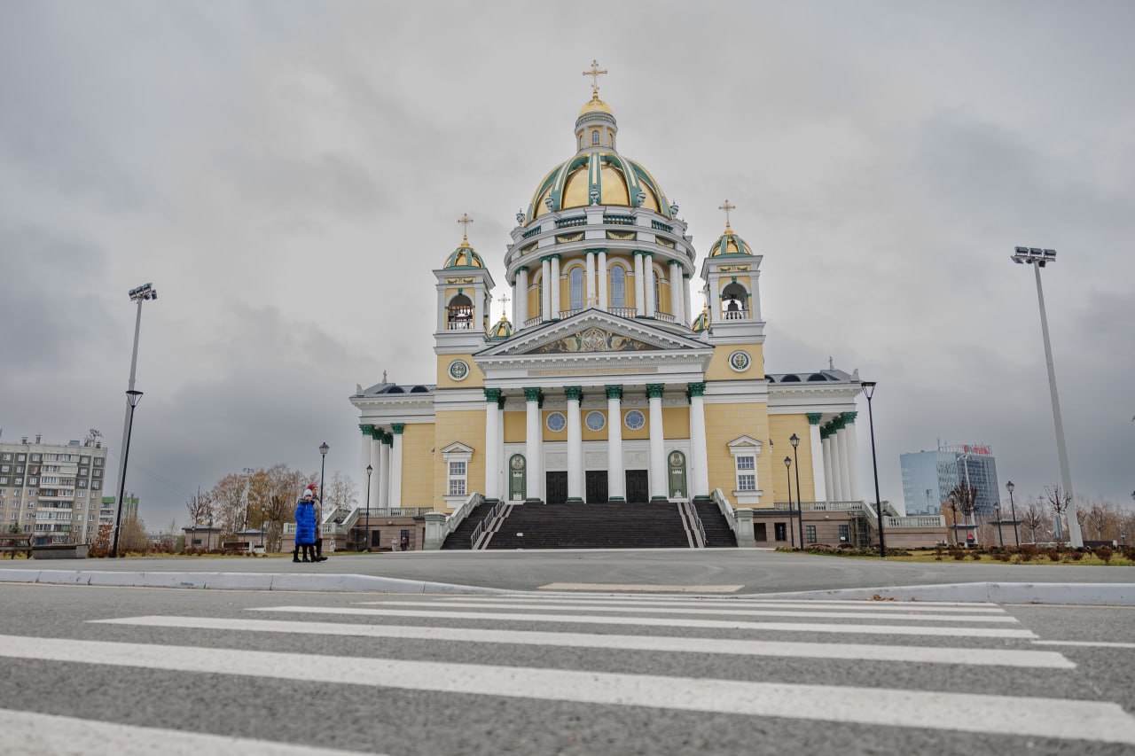 В мэрии Челябинска составили список участков, где можно построить новые храмы. Об этом рассказал глава города Алексей Лошкин в своем телеграм-канале.   - Такие точки притяжения должны появиться в каждом районе города, чтобы верующие могли найти место для молитвы и размышлений рядом с домом, в пешей доступности, - считает Лошкин.   Он также сообщил, что список передан митрополии.   Ранее митрополит Челябинский и Миасский, глава Челябинской митрополии Алексий рассказывал, что есть районы, где соборов нет в принципе. Городу не хватает хотя бы еще 50 храмов.   Владыка Алексий объяснял, что работа идет, но не быстро, так как непросто найти место в существующей застройке. Нередко под храм предлагают землю в промзоне. Кстати, Алексей Лошкин заверил, что земли, которые предложили сейчас, находятся рядом с построенными или планируемыми к застройке многоквартирными домами.