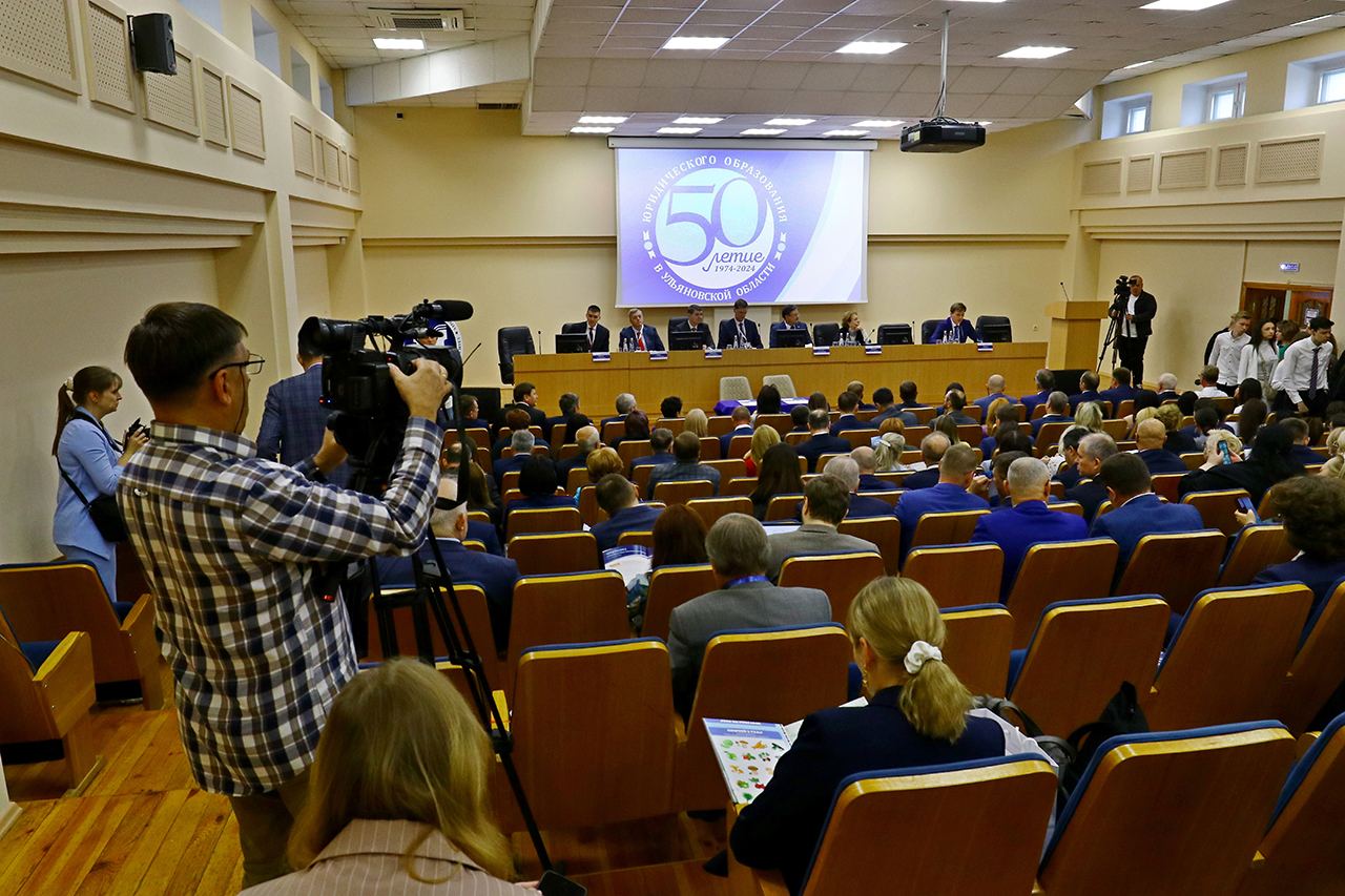 В Ульяновске стартовал двухдневный Поволжский юридический конгресс, приуроченный к 50-летию юридического образования в Ульяновской области.  Приветсвенное слово ректора Университета имени О.Е. Кутафина  МГЮА  Виктора Блажеева на пленарном заседании озвучила первый проректор Инна Ершова: «Вы по праву  можете гордиться историей юридического образования  в регионе, богатейшим творческим, идейным наследием своих предшественников — выдающихся ученых Ульяновского факультета Всесоюзного юридического заочного института. Отрадно, что Ваш коллектив хранит и приумножает традиции служения избранному делу, неустанно расширяет круг изучаемых тем, успешно проводит фундаментальные, поисковые и прикладные правовые исследования во благо развития Российской Федерации».    Также в ходе пленарного заседания Инна Ершова выступила с докладом на тему «Университеты как драйверы стратегического развития России», а в рамках Международной научно - практической конференции «Частно-правовые и публично-правовые проблемы современной юриспруденции в условиях судебной реформы» поделилась результатами исследования о женском предпринимательстве в России и странах СНГ.   В Поволжском юридическом конгрессе также приняла участие большая делегация преподавателей Университета имени О.Е. Кутафина  МГЮА , которые выступили с докладами в рамках отдельных секций мероприятия.