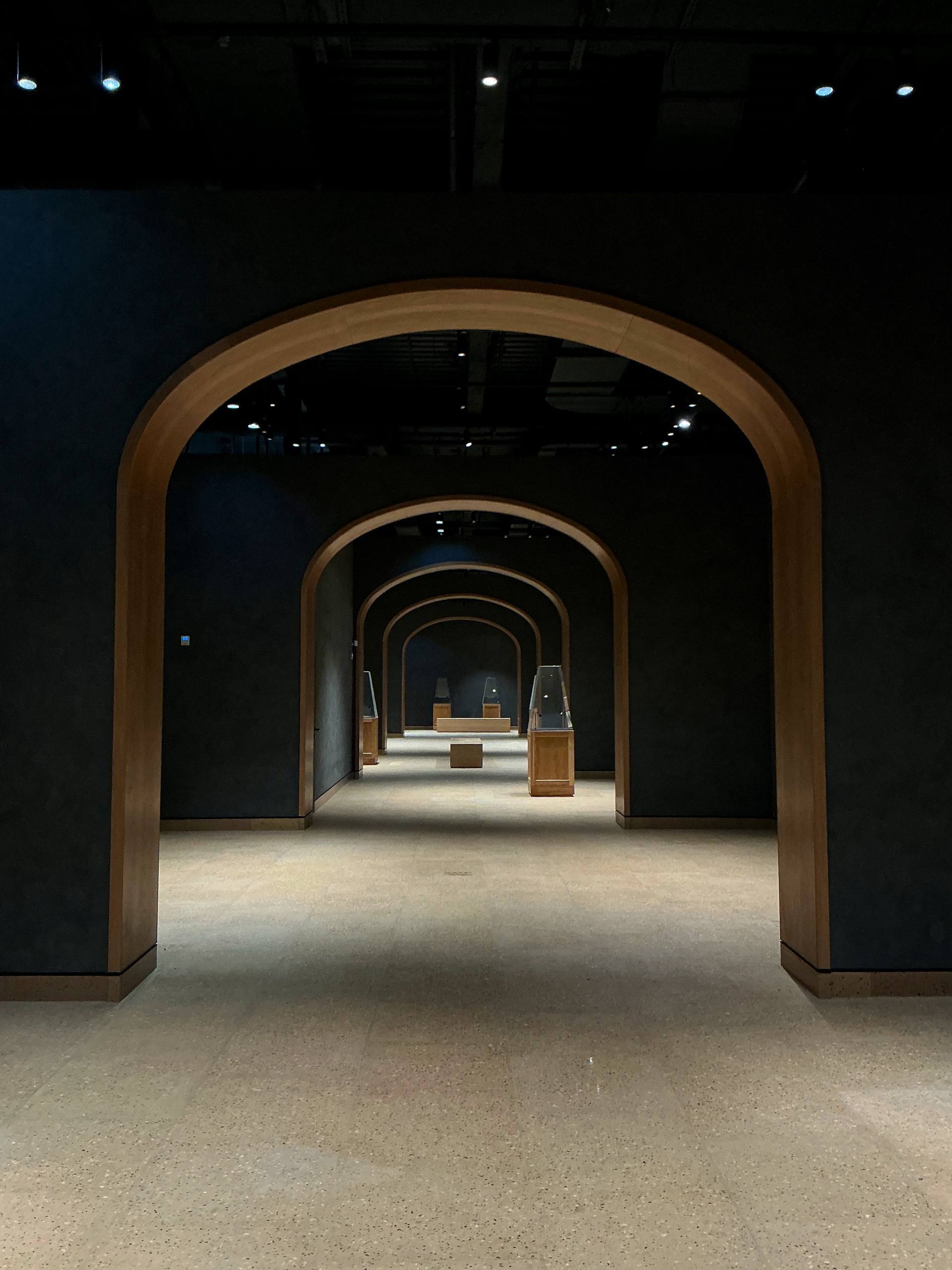 Завершается строительство нового здания Пермской художественной галереи Работы на стройплощадке ведутся с 2021 года проект комплекса выполнил Сергей Чобан и бюро SPEECH Фасады из патинированной окисленной меди напоминают о том что Пермь берет свое начало от Егошихинского медеплавильного завода располагавшегося неподалеку Новый комплекс в прямом смысле сердце Пармы Раньше ПГХГ находилась в Спасо Преображенском кафедральном соборе Площадь нового здания в семь раз больше что позволит экспонировать уже далеко не 1 5 процента предметов из фондов как это было раньше Внутри все сделано с большим вниманием к деталям появятся тактильные копии знаковых предметов пермская деревянная скульптура будет экспонироваться в отдельном зале с высокими потолками Рабочие между собой называют это пространство церковью Отрадно что восстановлена связь города с рекой из окон галереи видно Каму Все сделано для того чтобы визит в новое здание был удобен для всех посетителей так предусмотрены комната матери и ребенка и туалеты детских габаритов На заводе Шпагина формируется новый музейный кластер рядом появится музей Пермский период куда с улицы Сибирской переедут местные древности и скелет мамонта