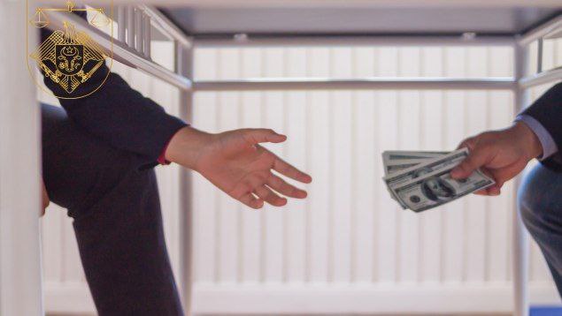 Бывший офицер полиции приговорён к 3 годам лишения свободы и штрафу в 120 000 леев за пассивную коррупцию Суд также лишил его права занимать государственные должности на 8 лет По данным прокуратуры в 2016 году мужчина получил взятку в 10 000 леев за сокрытие незаконного действия связанного с повреждением автомобиля во дворе жилого дома в Буюканах Кишинев Live Подписаться