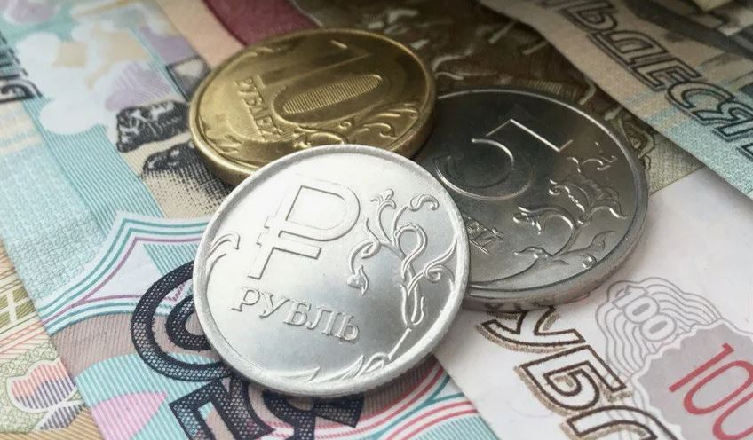  Эксперты спрогнозировали девальвацию рубля Они обратили внимание на обилие соответствующей риторики в исполнении множества официальных лиц, а также ключевых игроков финансового сектора. И те, и другие пытаются подвести к тому, что ослабление национальной валюты неизбежно. За счет девальвации рубля повышаются доходы российского бюджета. Это позволяет снизить давление на различные госфонды, а также отодвигает по времени любые рассуждения о необходимости введения в России новых налогов. Согласно расчетам экспертов, в случае проведения плавной девальвации, доллар может вырасти до 100 рублей уже в сентябре или октябре этого года. Если этот процесс будет сопровождаться новыми внешними шоками, то доллар может взлететь и до 120 рублей.
