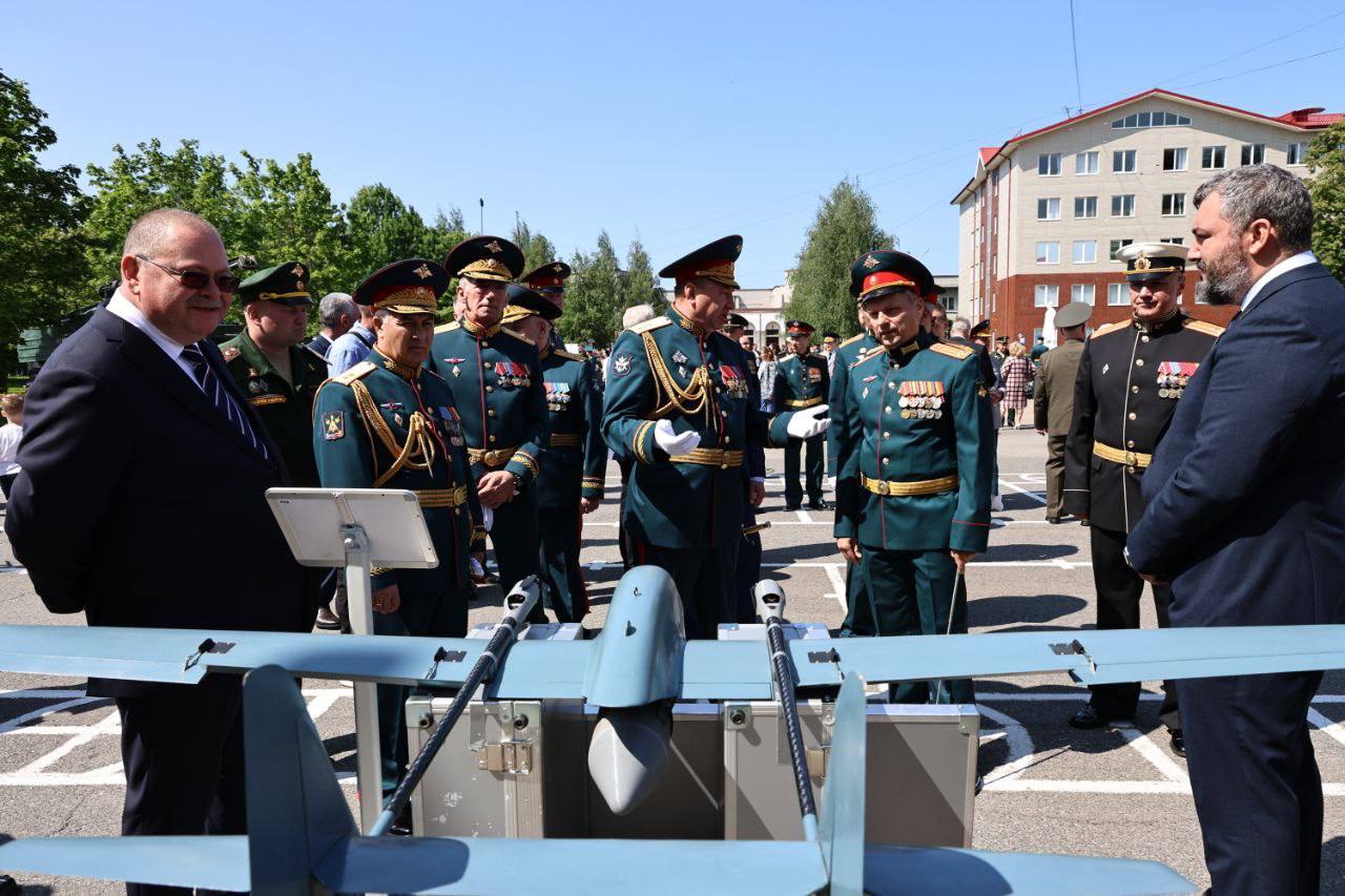 В Санкт-Петербурге от всех пензенцев поздравил с завершением учебы выпускников Военной академии материально-технического обеспечения имени генерала армии А.В. Хрулева, филиалом которой является Пензенский артиллерийский инженерный институт. Военная академия готовит высококлассных военных специалистов, от которых во многом зависит исход боевых операций. Отвагу воспитанников академии в ходе СВО лично отметил наш Президент Владимир Владимирович Путин. Этот выпуск особенный. Он состоялся в год 125-летия с начала подготовки в России интендантских кадров, год 80-летия Победы и Год защитника Отечества. Пожелал, чтобы для молодых офицеров и прапорщиков это стало путеводной звездой на протяжении всего профессионального пути. Подпишись — Олег Мельниченко в Telegram