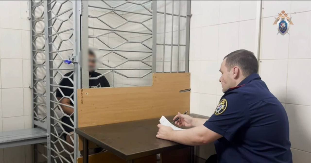 В Анапе завершено расследование уголовных дел в отношении братьев Адамян обвиняемых в нападении на полицейских По данным следствия в августе 2025 года братья пытались спровоцировать конфликт с прохожим а затем применили физическую силу к сотрудникам ППС которые пытались их остановить Обвиняемые признали вину и раскаялись Мера пресечения в виде заключения под стражу для них остается в силе Уголовное дело с собранной доказательной базой направят в суд Югополис Прислать фото или видео Читайте нас на сайте ЮГОПОЛИС