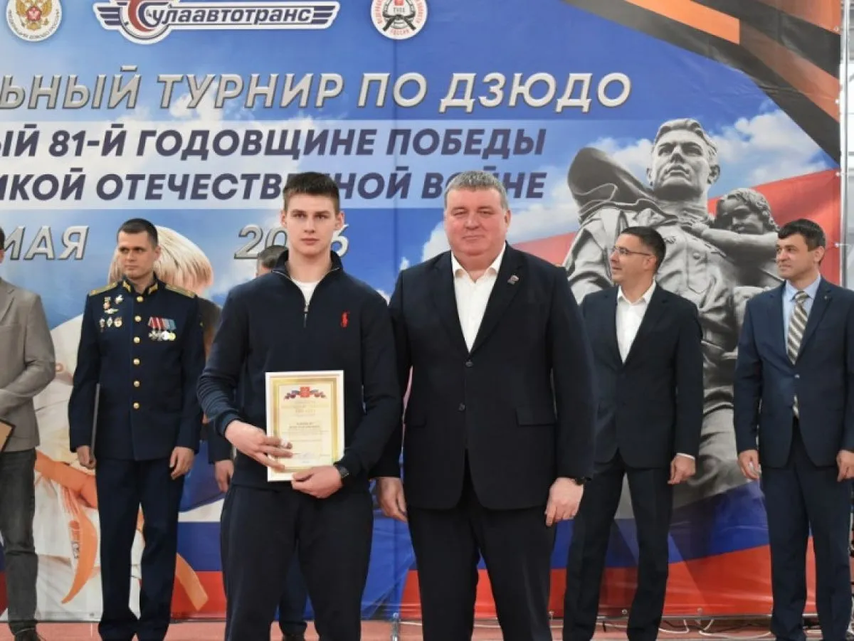 На соревнования в Тулу приехали около 350 юных дзюдоистов из 10 регионов России Как сообщает пресс служба городской администрации сегодня 2 мая в оружейной столице прошло открытое первенство спортивной школы олимпийского резерва Восток Соревнования по дзюдо были посвящены 81 й годовщине Победы в Великой Отечественной войне Участники боролись за призы Тулаавтотранс Первенство прошло на территории многофункционального спортивного комплекса Тулица В соревнованиях поучаствовали спортсмены 2014 2015 годов рождения Всего на открытое первенство приехали около 350 юных дзюдоистов из 10 регионов России Тульской Московской Воронежской Липецкой Брянской Курской Белгородской Орловской Ленинградской и Калужской областей Участников турнира поприветствовал глава городской администрации Илья Беспалов Он пожелал спортсменам красивых поединков честной борьбы и побед Также Илья Беспалов поздравил собравшихся с наступающим Днем Победы Подробнее на сайте Пресс служба городской администрации   Если у вас плохо грузятся новости видео и фото посты дублируются в нашем канале в MАХ 1  2   Подпишись на новости