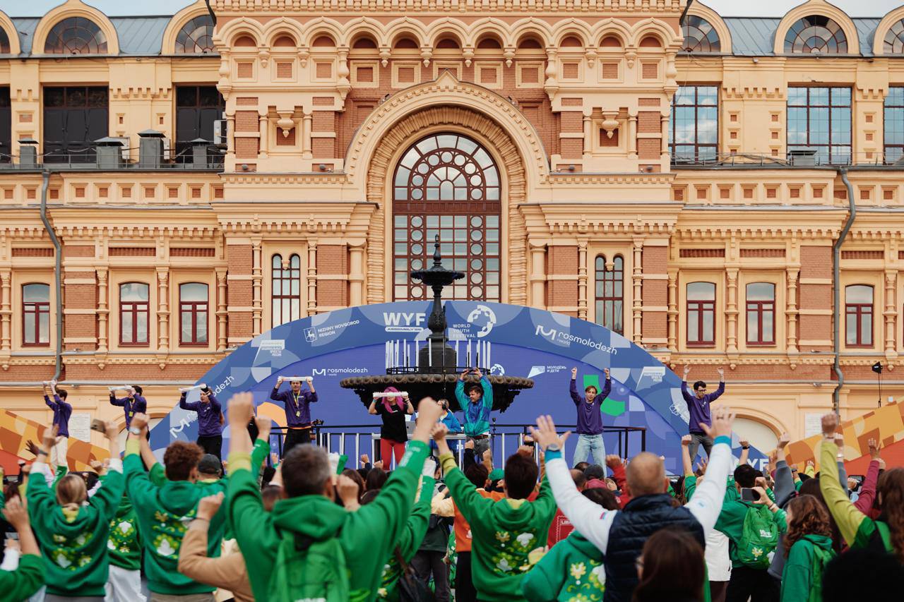 Юлия Швецова молодая мама двух дочек При этом помогает детям с особенностями развития Вместе с мужем они занимаются столярной мастерской помимо изделий на продажу делают деревянные нейротренажёры и развивающие игрушки и передаёт их в коррекционные центры проводят мастер классы Её проект Семейная столярная мастерская для детей с ОВЗ получил грантовую поддержку по линии минмола Такие истории в 2025 году не редкость Наш регион в тройке по стране по молодежному бизнесу и грантам Вообще министерство молодежи управляет невероятным количеством событий За год в регионе прошло более 1 000 мероприятий в них приняли участие свыше 700 тысяч человек Один только Всемирный фестиваль молодежи чего стоит Но работа ведется в каждом районе По программе Регион для молодых область получила более 115 млн рублей федеральной поддержки На эти средства открыт молодёжный центр Круг в Богородске обновлены 3 молодёжных центра Городец Павлово Володарск созданы 6 новых молодёжных пространств Навашино Болдино Красные Баки Сергач Княгинино Тоншаево запущены программы для студенческой работающей молодёжи и молодых предпринимателей Для генерации такой повестки нужны люди работающие с молодежью В 2025 году случилось 3 образовательных программы обучение и повышение квалификации прошли более 850 специалистов Большой блок патриотическое воспитание В игре Зарница 2 0 приняли участие 76 тысяч школьников и студентов в проектах этого направления за год более 515 тысяч молодых людей Команда из Сосновской школы 1 впервые заняла 1 место на всероссийском этапе В конкурсе Регион добрых дел область получила 7 5 млн рублей поддержано 8 Добро Центров в волонтёрскую деятельность вовлечено более 195 тысяч человек Чтобы все эти возможности было проще находить в регионе запущен единый ресурс NN YOUNG RU агрегатор событий программ и инициатив для молодёжи Каждый может найти точку приложения своей идее от консультации до финансирования Молодое министерство двигается по возрасту гиперактивно