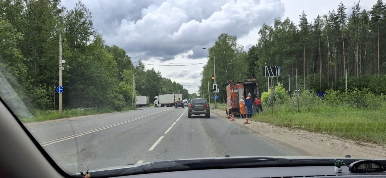В Костроме скорректировали движение на перекрёстке улиц Зелёной и Галичской С 15 октября на перекрёстке изменится схема движения сообщает управление дорожной деятельности Теперь при движении по улице Галичской по левой полосе на разрешающий сигнал светофора можно будет ехать прямо как в сторону улицы Юрия Смирнова так и в сторону улицы Индустриальной Кроме того будет разрешён маневр для левого поворота Изменения направлены на увеличение пропускной способности участка Водителей просят быть внимательными выполнять требования новых дорожных знаков и соблюдать очерёдность проезда