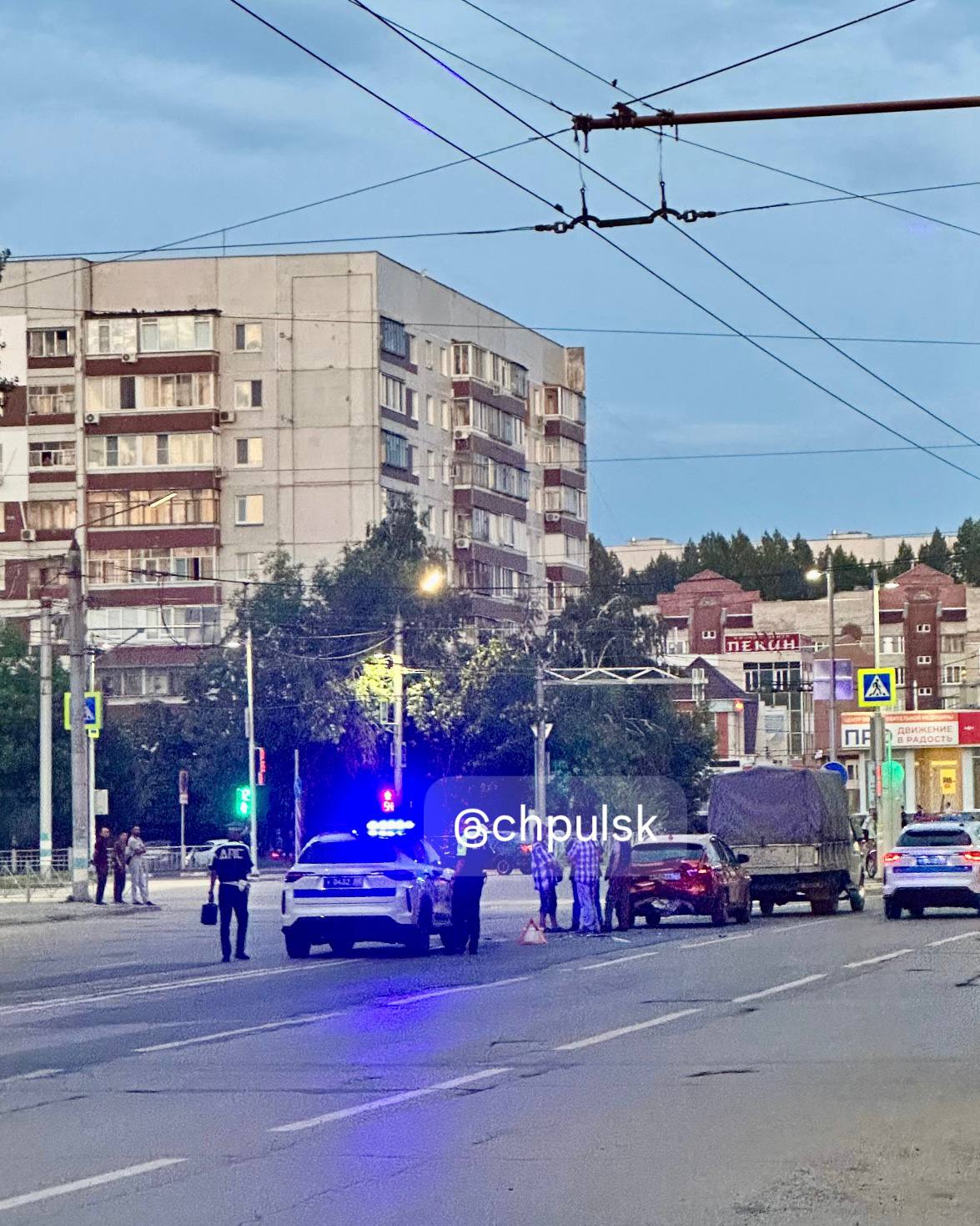 ДТП на проспекте Врача Сурова. Лада Веста оказалась разбита с двух сторон. Не хватает одного участника аварии.