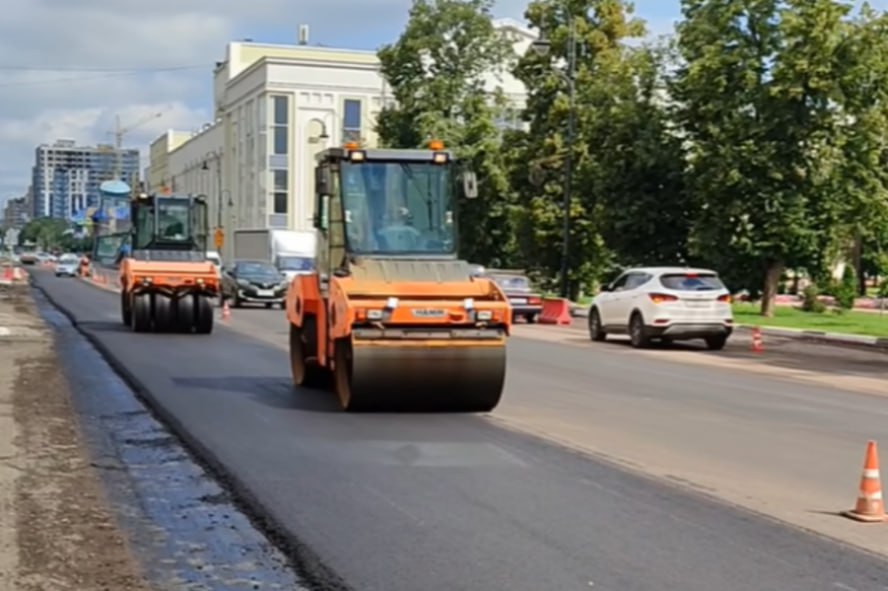 Дорожные работы 29 июля: что ждёт водителей и пешеходов В Тамбове продолжаются дорожные работы. Сегодня на улице Карла Маркса планируется выполнить уплотнение основания пешеходных тротуаров от Пролетарской до улицы Чичканова, отсыпать щебнем пешеходные тротуары, выполнить регулировку люков колодцев от Чичканова до Пензенской. Также на Карла Маркса планируется провести работы по установке бортового камня пешеходного и технического тротуаров от улицы Пензенской до Студенецкой набережной, укладке плиточного покрытия от улицы Куйбышева до Студенецкой набережной, выполнить демонтаж бортового камня, провести уборку строительного мусора на всем протяжении участка от улицы Студенецкой до Интернациональной. На Моршанском шоссе ночью планируется укладка асфальтового покрытия на съездах и парковках. администрация города Тамбова ИА "Онлайн Тамбов.ру"