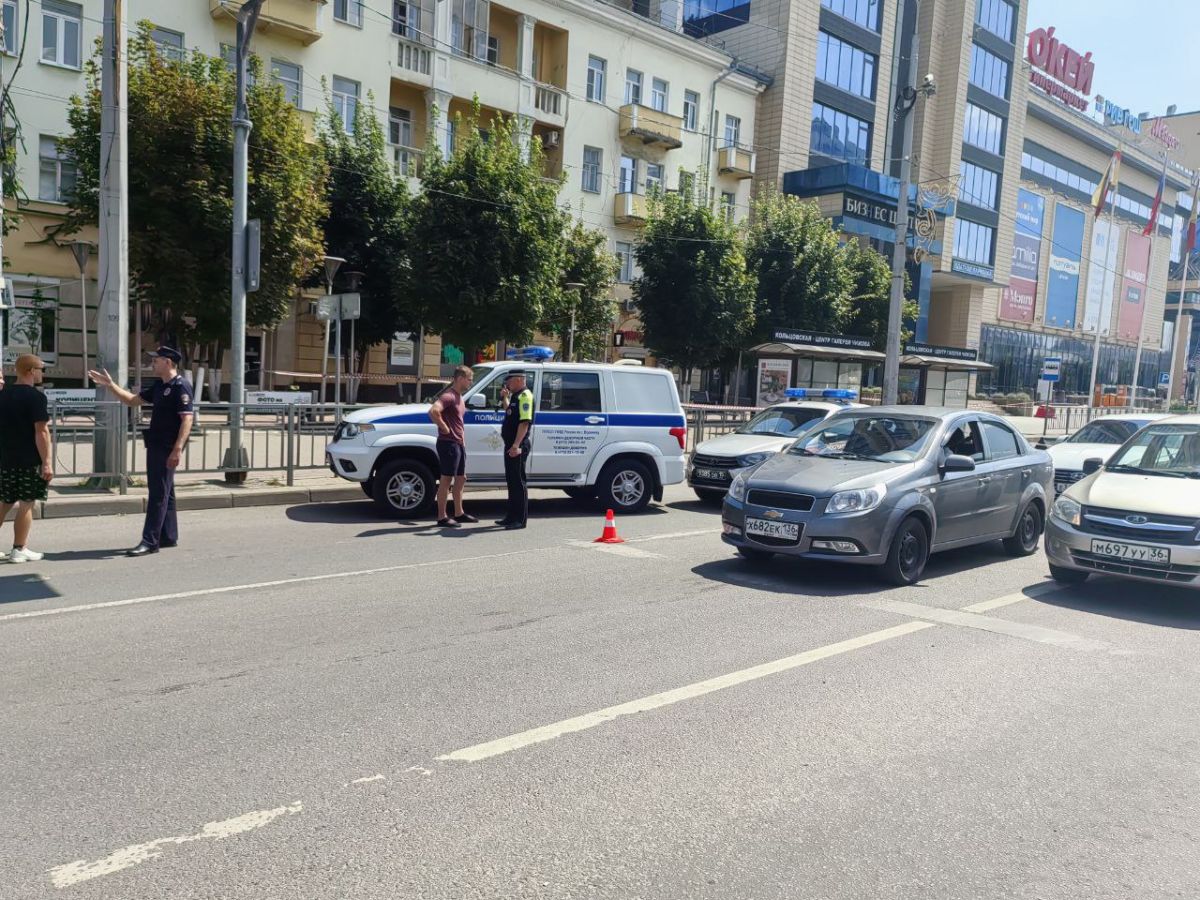 В центре Воронежа образовалась пробка из-за перекрытия части дороги около Галереи Чижова     Горожане пожаловались на растущую пробку в центре. Сообщалось, что часть улицы возле торгового центра «Галерея Чижова» перетянута сигнальной лентой, движение частично ограничено.  Корреспондент «Воронежских новостей» с места событий сообщает, что причиной является замена поврежденных окон после вчерашней атаки БПЛА. Однако, пока на высоте работают монтажники, внизу дежурят сотрудники Росгвардии, которые предупреждают горожан о необходимости обходить огороженную территорию.  ↗  Прислать новость   Подписаться
