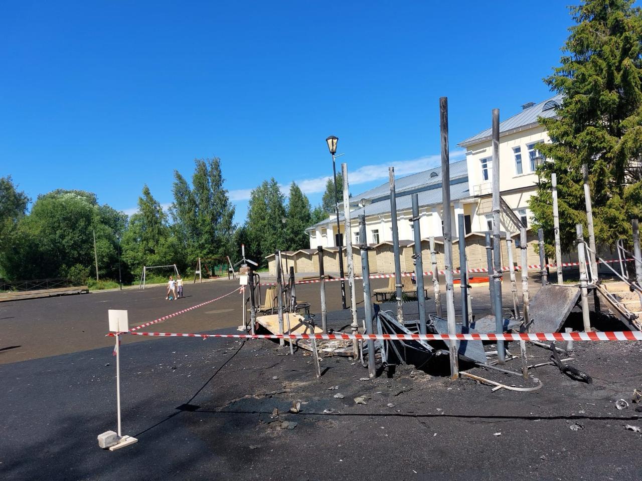Пятерых школьников задержали за поджог детской площадки в поселке Рахье. Ущерб оценили в ₽1,7 млн включая сломанную перед тем скамейку . Объясняться с полицейскими пришлось троим юным жителям Рахьи, подростку из деревни Проба и восьмикласснику из Красносельского района. 14-летнего ученика петербургской гимназии и двоих его 15-летних товарищей ограничили подпиской о невыезде. Они проходят подозреваемыми по делу об умышленном уничтожении имущества путём поджога. Самых младших опросили и передали законным представителям.