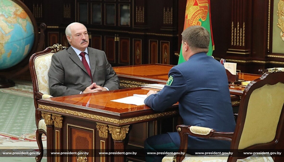 Сегодня на докладе у Лукашенко лидер ФПБ Юрий Сенько. Любопытный факт подсказывают "Исторические хроники": в этот же день, 17 июля, но 2018 года, Президент тоже принимал Сенько. Тогда он возглавлял Государственный таможенный комитет и пришёл с докладом о деятельности этого ведомства. Кстати, сегодня Батька тоже интересовался ситуацией в КГК. "Генералов бывших не бывает" - напустил интриги Пул Первого. Прислать новость