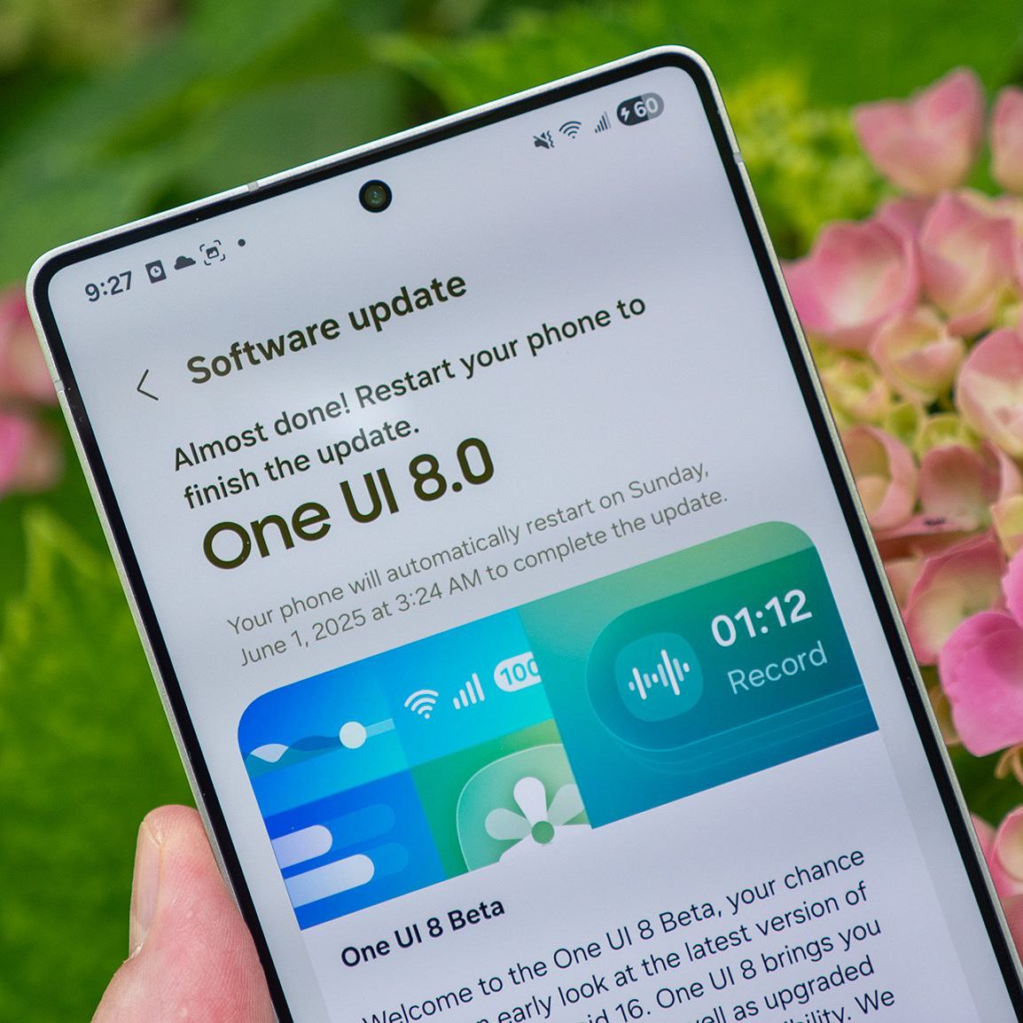 Samsung закрывает последнюю лазейку! Компания Samsung тихо наносит смертельный удар по энтузиастам кастомизации. С выходом One UI 8 разблокировка загрузчика может исчезнуть даже на международных моделях — там, где она всегда была доступна! Разработчики на форуме XDA Developers обнаружили изменения в коде новой прошивки. В настройках Galaxy Z Flip 7 и Z Fold 7 пропал переключатель "Разблокировка OEM" — тот самый, который открывал путь к установке кастомных прошивок. Как это работает? Samsung добавила в код строчку androidboot.other.locked=1. Когда система видит единицу, она намертво блокирует все попытки разблокировать загрузчик. Раньше эта строчка содержала ноль — и телефон оставался свободным для модификаций. Теперь ограничение распространяется глобально. До этого только американские модели Samsung были заблокированы из коробки. Европейские, азиатские и другие международные версии позволяли пользователям получить полный контроль над устройством. Энтузиасты уже проверили бета-версии One UI 8 для Galaxy S25 — там та же картина. Никакого переключателя разблокировки. Samsung словно стирает последние следы Android-свободы со своих флагманов. Зачем это нужно было пользователям? Разблокированный загрузчик открывал дорогу к установке LineageOS и других кастомных прошивок, получению root-доступа, удалению ненужных системных приложений. Это была возможность превратить телефон в полноценный компьютер с неограниченными правами. Некоторые в комментариях надеются, что это техническая ошибка Samsung. Но факты говорят об обратном — компания планомерно ужесточает контроль. Если у вас есть Samsung без One UI 8, пока ещё можно разблокировать загрузчик. Но новые устройства и обновления могут лишить этой возможности навсегда.