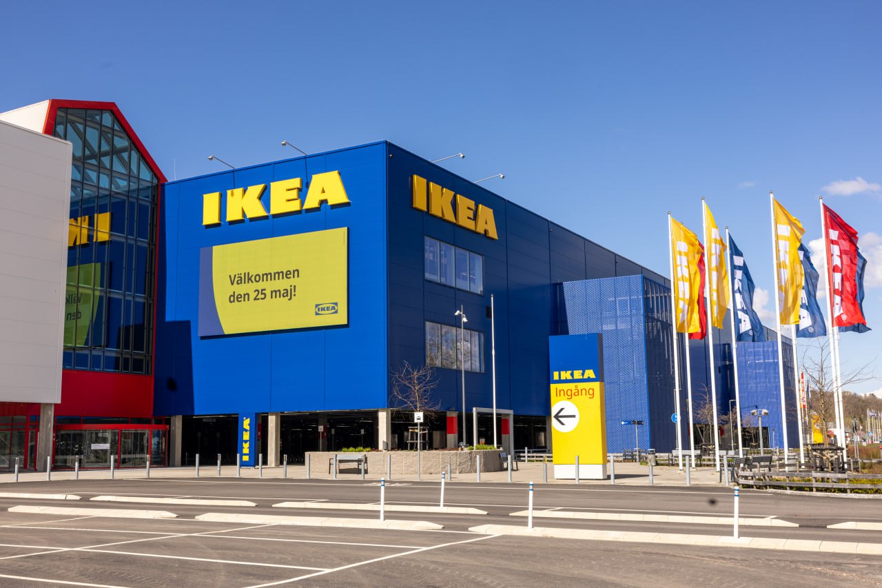 Литва обвинила Россию в поджоге матрасов в IKEA из-за схожести логотипа компании с флагом Украины. Пироманами оказались двое украинцев  Стеллаж с матрасами в Вильнюсе подожгли два украинца в возрасте 18 и 20 лет, как считает литовская прокуратура — «по заказу российской разведки».  В ведомстве поджог IKEA связали с тем, что фирменные цвета магазина совпадают с цветами на флаге Украины — синим и жёлтым.  Примечательно, что пожар произошёл 9 мая, ровно в День Победы. За сам поджог пироманам пообещали €100 тысяч и подержанную BMW.  IKEA сообщила, что ценит работу следователей, но не будет давать комментариев по поводу расследования.