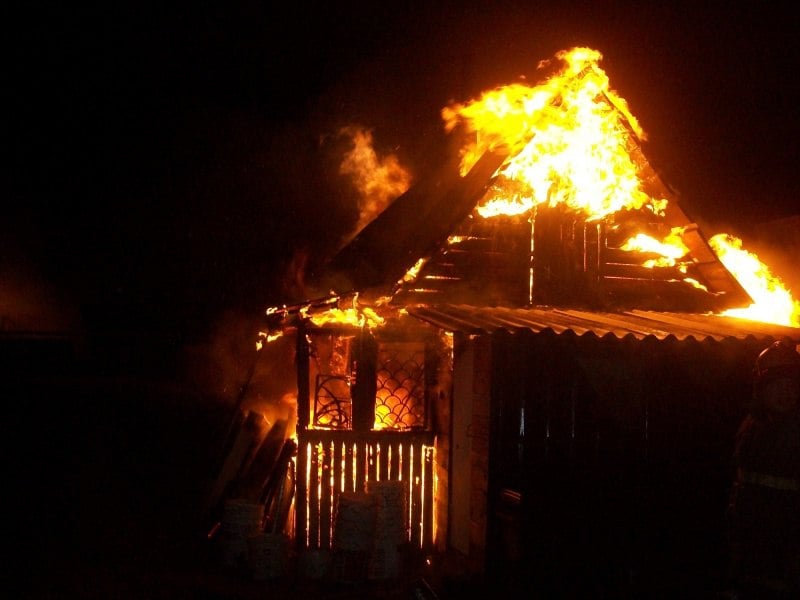 Пожарные ликвидировали возгорание в Невельском районе  16 ноября в 00:04  сах  диспетчеру Невельского пожарно-спасательного гарнизона поступило сообщение о возгорании частного дома в с.Горнозаводск на ул. Центральная, д. 66. Пожарный расчет прибыл через 4 минуты. К моменту прибытия огнеборцев  горела крыша дома на площади 2 кв.м.   Возгорание было локализовано в 00:16  сах , а в 01:20  сах  полностью ликвидировано. В тушении участвовали 2 человека и 1 единица техники пожарно-спасательной службы Сахалинской области. Погибших и пострадавших нет. Причины возгорания устанавливаются.