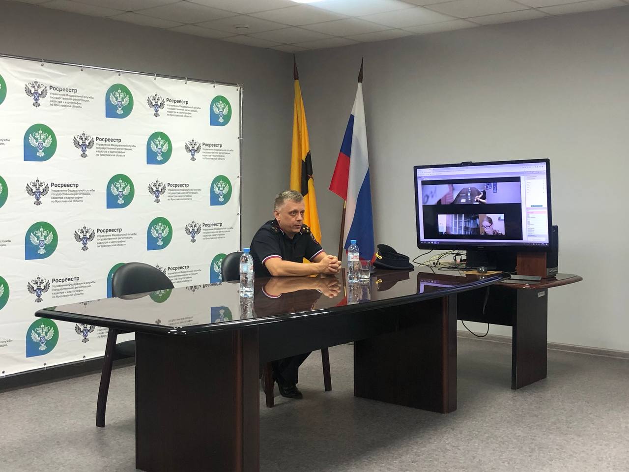 Ярославские полицейские продолжают профилактические мероприятия в рамках "Школы информационной безопасности" В ходе мероприятия по вопросам противодействия коррупции, состоявшегося на базе регионального Управления Росреестра для работников учреждения, в рамках "Школы информационной безопасности" перед собравшимися выступил начальник ООДУУПиПДН УМВД России по Ярославской области полковник полиции Евгений Савельев. В ходе доведения профилактической информации полицейский напомнил участникам встречи о том, что дистанционное мошенничество является одним из самых распространенных видов преступлений, а методы хищения с банковских карт с каждым разом становятся все изощреннее. Евгений Владимирович настоятельно рекомендовал всегда сохранять спокойствие, обратил внимание на то, что настоящие сотрудники правоохранительных органов, государственных служб и банков никогда не будут просить решить вопросы в режиме онлайн или продиктовать им коды доступа к персональным данным. Правоохранитель посоветовал подвергать сомнению все просьбы и рекомендации, поступившие от незнакомцев, перепроверять информацию по официальным номерам телефонов организаций, сотрудниками которых представляются собеседники и не выполнять никаких действий под их диктовку. ПОЛИЦИЯ ПРЕДУПРЕЖДАЕТ! Чтобы не стать жертвой мошенников и сохранить денежные средства, необходимо соблюдать основные правила: - не осуществляйте никаких действий с банковскими картами по указаниям посторонних лиц; - не верьте тому, что говорят незнакомцы, не поддавайтесь эмоциям, перепроверяйте информацию; - прекратите разговор с незнакомцем, если речь зашла о деньгах. #МВДРФ #МВД76 #Полиция #ЯрославскаяОбласть #Ярославль #УУП #Мошенничество #Профилактика #ШколаИнформационнойБезопасности #РосРеестр