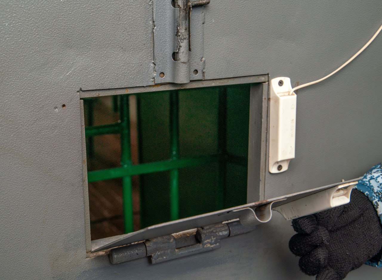 Замначальника отдела полиции в Магнитогорске отправили в колонию на 5 лет Заместителя начальника отдела полиции «Орджоникидзевский» города Магнитогорска Кайрата Бурантаева задержали в сентябре прошлого года сотрудники УФСБ России по Челябинской области совместно со службой безопасности областного полицейского главка. Страж порядка обвинялся в превышении должностных полномочий и в получении взятки. По одной из версий, он оказывал за незаконное денежное вознаграждение преференции местному бизнесмену, в том числе общее покровительство. В следственном комитете возбудили два уголовных дела. Как рассказали накануне в пресс-службе суда, Бурантаева признали виновным и отправили в колонию строгого режима на 5 лет. Кроме того, ему предстоит выплатить трехкратную сумму взятки, то есть 231000 рублей, а также после освобождения ему запрещено в течение 5 лет работать в правоохранительных органах и быть руководителем в иных организациях.