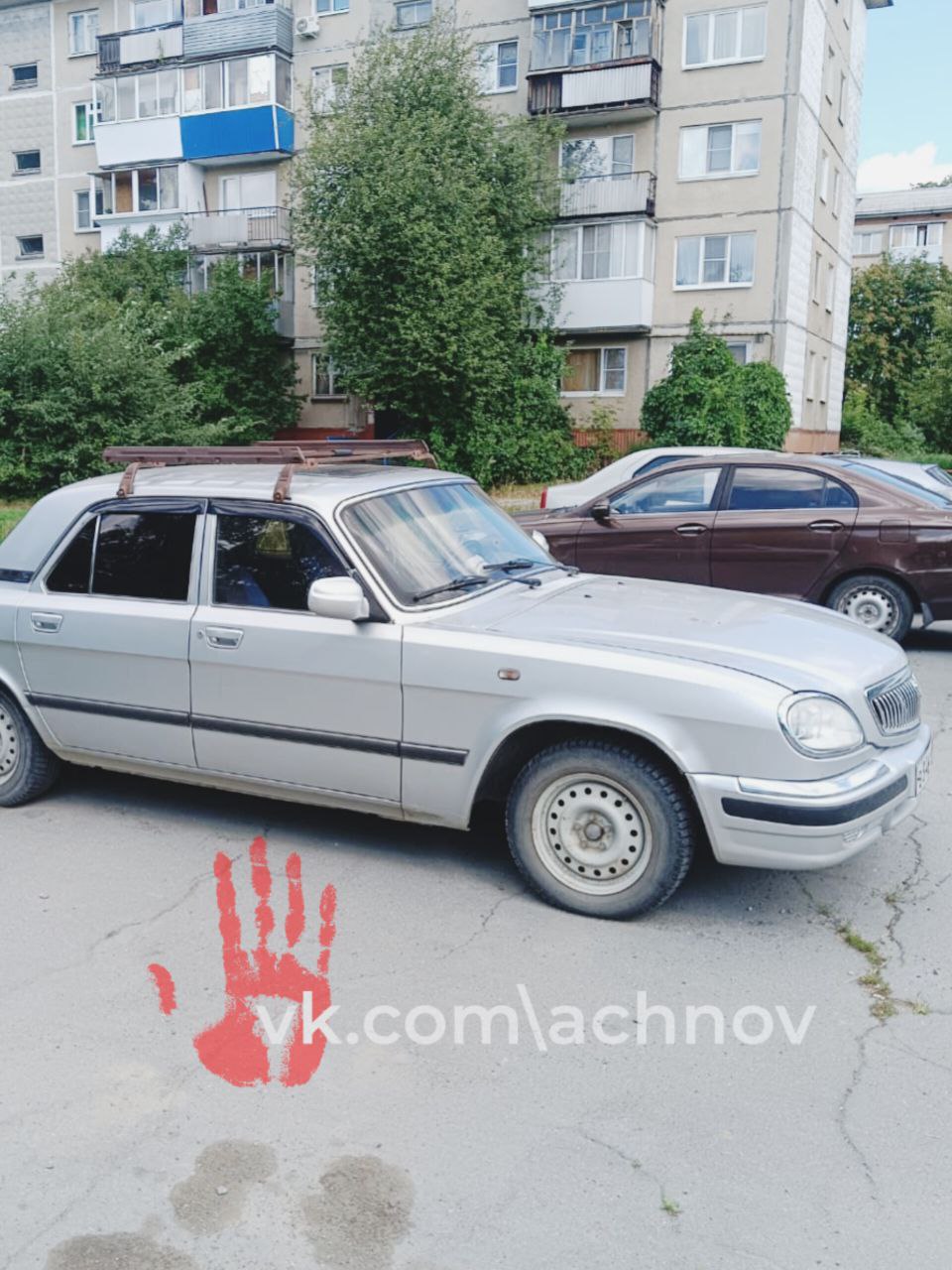 Поцарапал и уехал! Полиция ищет очевидцев ДТП Кто-то задел "Волгу", припаркованную на улице Победы, 18 в Снежинске. - Неустановленный водитель, управляя неустановленным транспортным средством, совершил наезд на стоящий а/м ГАЗ 31105 г/н В846УХ74, после чего с места происшествия скрылся, - комментируют в полиции. ‼ Все случилось 17 июля в 13:53. Начат розыск очевидцев дорожно-транспортного происшествия. По закону нарушителю за содеянное грозит лишение прав на срок от 1 года до 1,5 лет.