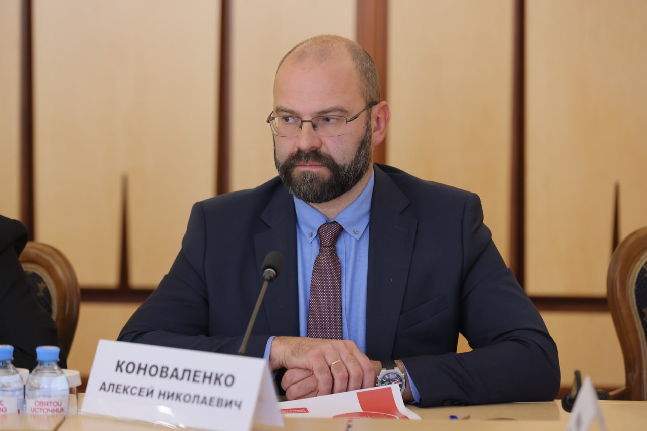 На заседании президиума правительства Красноярского края замруководителя минздрава Алексей Коноваленко представил концепцию преобразования системы регионального здравоохранения Новые технологии лечения в здравоохранении требуют изменений структуры медицинских организаций Для того чтобы эти технологии стали доступны всем жителям края необходимо объединить пациентов в крупных медицинских организациях Районные больницы к которым прикреплены 10 12 тысяч человек не способны своими силами удовлетворить потребности пациентов на должном уровне Мы предлагаем концепцию создания медицинских округов в соответствии с требованиями федерального законодательства Это нужно для исполнения стандартов и порядка оказания медицинской помощи отметил Алексей Николаевич В рамках представленной концепции предусматривается что с появлением медицинских округов будет создана единообразная и эффективная система оказания медицинской помощи по всему краю Она включит в себя поликлиническую службу стационары с применением современных технологий и четкую маршрутизацию пациентов Предполагается что межрайонные больницы в опорных городах станут центрами концентрации медицинских технологий способными максимально удовлетворить потребности жителей округа Важно отметить что при формировании округов сохранится существующая структура медорганизаций районные больницы поликлиники амбулатории ФАПы Кроме того доступность здравоохранения для сельских территорий дополнительно будет обеспечена за счёт выездов специалистов окружной больницы Губернатор Красноярского края Михаил Котюков поручил доработать концепцию составить план и провести обсуждение возможных изменений Важно взглянуть на преобразования не только глазами управленца но и глазами пациента Нужно объяснять и показывать людям что те двери в которые они ходили и дальше будут открыты подчеркнул глава региона по материалам министерства здравоохранения Красноярского края NeNASHI
