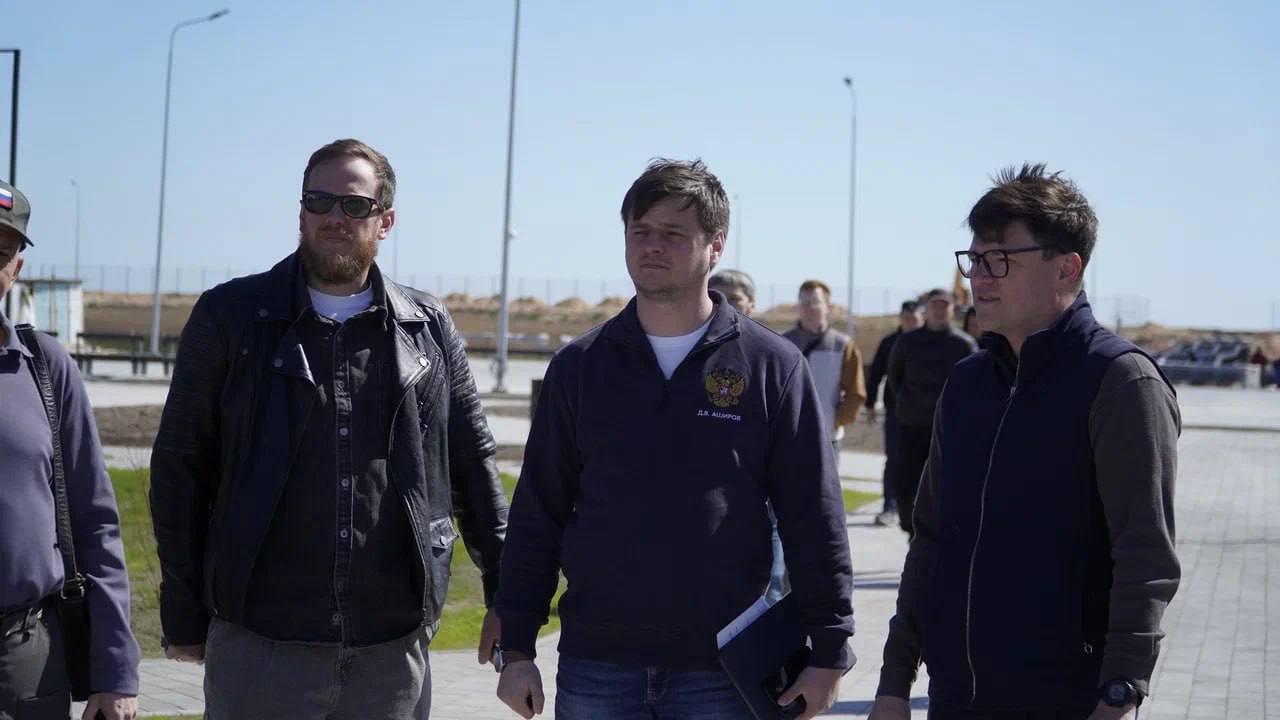 В Херсонской области в скором времени откроется филиал арт-кластера «Таврида» Заместитель Председателя Правительства России Дмитрий Чернышенко в ходе рабочего визита в Херсонскую область ознакомился с ходом строительства нового филиала «Тавриды». Вместе с ним объект посетили Губернатор Херсонской области Владимир Сальдо и статс-секретарь – заместитель руководителя Росмолодежи Денис Аширов. Филиал «Тавриды» станет круглогодичным образовательным центром для творческой молодёжи исторических регионов России. На его территории разместятся более 50 корпусов, рассчитанных на одновременное пребывание свыше 300 участников. Этот проект реализуется в рамках национального проекта «Молодёжь и дети» и призван стать новой точкой притяжения для талантливых ребят со всей страны. Дмитрий Чернышенко отметил высокие темпы строительства и подчеркнул значимость кластера для развития культурного и образовательного пространства юга России. Завершить работы планируется уже летом 2025 года. Губернатор Херсонской области Владимир Сальдо и исполняющий обязанности министра молодёжной политики Владислав Ярченко рассказали о развитии молодёжной политики и инфраструктуры в регионе, включая активное использование федеральных программ и поддержку общественных инициатив. Херсонская область дважды стала победителем федерального проекта «Регион для молодых». Участие в проекте позволит капитально отремонтировать молодёжные центры и провести ряд значимых мероприятий для молодёжи региона. В текущем году на конкурс подан проект по благоустройству молодёжного центра в Ивановском муниципальном округе. Также планируется открытие новых оборудованных пространств для молодёжи во всех муниципальных округах. Первое такое пространство уже стало точкой притяжения для молодёжи Скадовского округа. #Таврида #ХерсонскаяОбласть #Росмолодёжь #МолодёжьРоссии #Нацпроекты #Культура #Образование #Творчество #РазвитиеРегионов #МинМол