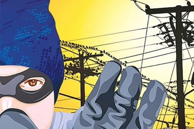 Вместе с электричеством пропадут и деньги В России набирает обороты новая схема мошенничества связанная с отключением электроэнергии Аферисты звонят гражданам представляются сотрудниками электросетей и сообщают что в ближайшее время в их доме будет отключено электричество Звучит правдоподобно особенно если в регионе действительно случаются перебои с энергоснабжением Далее мошенники предлагают официально уведомить о предстоящем отключении якобы опустив соответствующий документ в почтовый ящик Но для этого как утверждают злоумышленники необходимо подтвердить свои личные данные Доверчивые граждане не подозревая подвоха сообщают свои паспортные данные адреса и даже банковскую информацию Жителям Приморья следует особенно насторожиться Общение с аферистами может быть очень похоже на правду перебои с электричеством стали у нас привычным делом Фото bec39 Подписаться на Telegram Подписаться в MAX