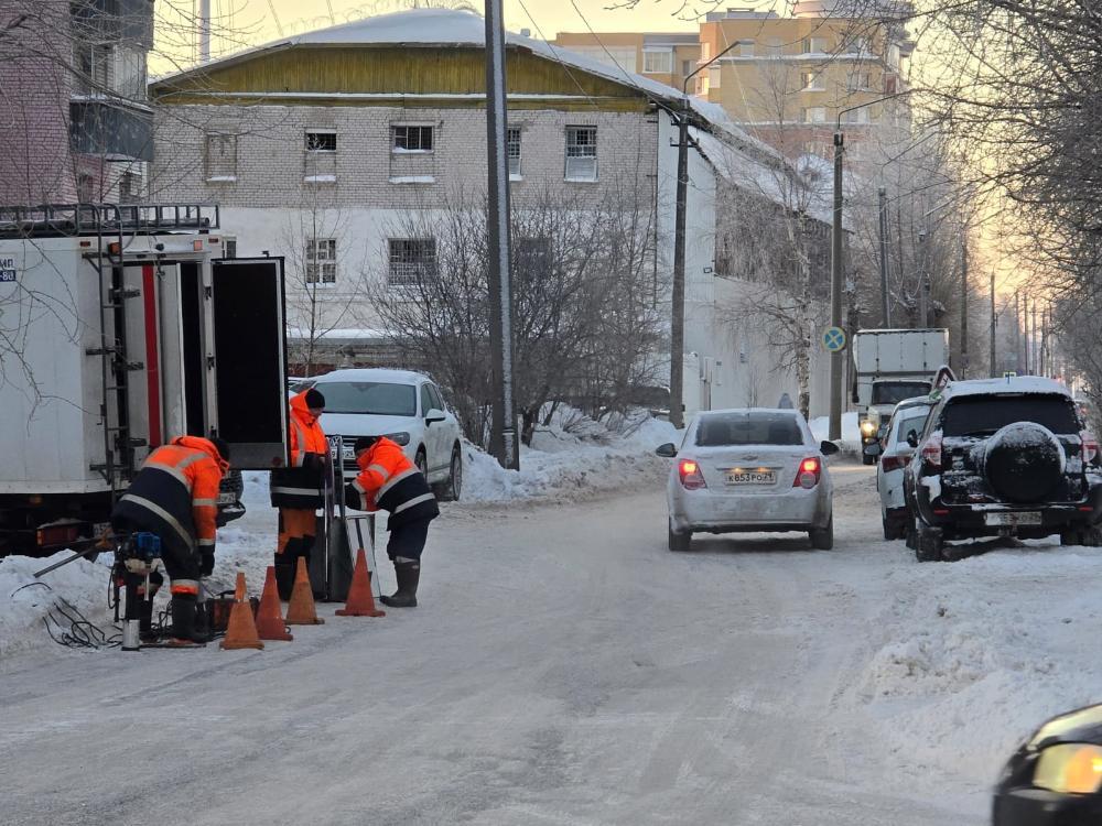 Попытка — не пытка. В Архангельске всеми силами стараются облегчить движение по улице Попова  Городские службы запрещают парковку для транспорта в районе СИЗО.  Чтобы исключить затруднение движения по улице, на участке от проспектов Ломоносова до Новгородского монтируют знаки 3.27 «Остановка запрещена».  В настоящее время из-за припаркованных вдоль проезжей части машин безостановочное движение по улице Попова невозможно. Депутатам Гордумы и в департамент транспорта администрации поступили обращения от горожан, и вопрос был рассмотрен на комиссии по безопасности дорожного движения.  Специалисты приняли решение установить знаки с обеих сторон. Работу выполняют специалисты МУП «Горсвет».  Фото: архгорадмин