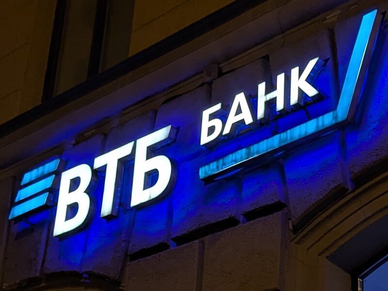 В ВТБ прогнозируют сохранение ставки ЦБ в феврале на уровне 16 Банк России в феврале оставит ставку неизменной чтобы оценить влияние повышения НДС и тарифов на инфляцию считает главный экономист группы ВТБ Родион Латыпов Мы ожидаем что на февральском заседании ЦБ сохранит ключевую ставку неизменной на уровне 16 0 чтобы в том числе оценить эффекты от повышения базовой ставки НДС тарифов и акцизов на январскую и февральскую инфляцию Полагаем что после февральского заседания цикл аккуратного и выверенного смягчения денежно кредитной политики продолжится отметил он Очередное заседание совета директоров ЦБ по ставке пройдет 13 февраля jkinvest news jkinvest