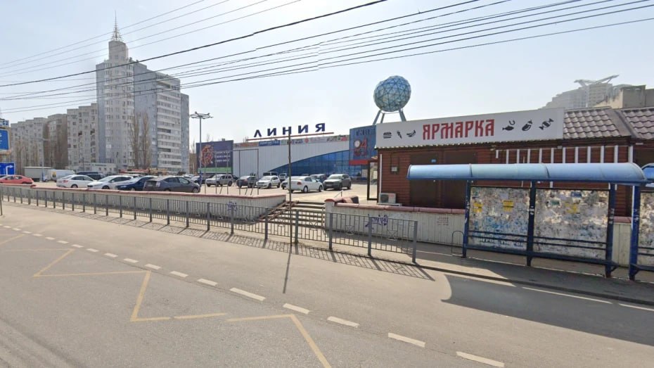 В Воронеже уберут ярмарку рядом с остановкой ДК Электроника Соответствующее постановление опубликовано на сайте городской администрации Решение было принято в связи с тем что территорию ярмарки необходимо будет использовать для реконструкции транспортной развязки на пересечении Ленинского проспекта и улицы Остужева Подписывайтесь на канал РИА Воронеж в Max