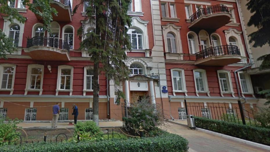 В Воронеже власти вновь попытаются найти подрядчика для реставрации исторического дома Шуклиных Будущему подрядчику предстоит отреставрировать балконы и их металлическое ограждение отреставрировать и укрепить литой чугунный навес над главным входом в здание отремонтировать аварийные участки перекрытий подвала частично заменить конструкции крыши утеплить и изолировать чердак заменить покрытия кровли отреставрировать дымовые трубы Кроме того необходимо отреставрировать фасады здания окна и внутренние интерьеры Гарантия на результат работ составит пять лет Мы в Мах