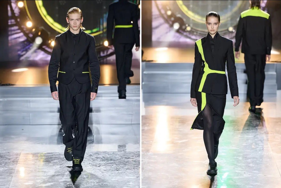 Бортпроводники российской S7 теперь смогут носить в самолете кроссовки и аналог толстовки халф зип из итальянской шерсти Таким образом они переходят на новую униформу которая создана по принципу капсульного гардероба и переосмысливает классический деловой костюм При этом гардероб бортпроводников сохранит привычные брюки пиджаки рубашки жилеты платья футболки но из него будут исключены банты и головные уборы Подписаться на РИА Новости экономика Все наши каналы