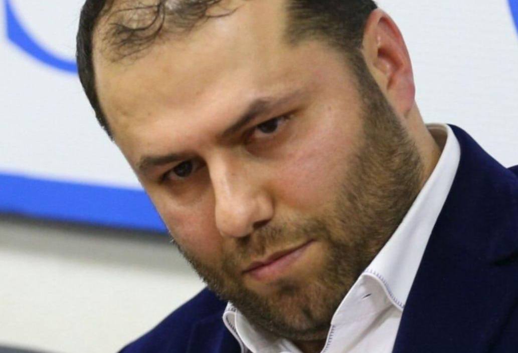 Умер владелец телеграм канала Утро Дагестан Абакар Абакаров находившийся в международном розыске В розыске в том числе по обвинению в организации массовых беспорядков в аэропорту Уйташ По словам его друзей Абакаров мог быть убит Об этом сообщают в социальных сетях со ссылкой на турецкие СМИ Официальных подтверждений этой информации от властей Турции где он проживал в последнее время или от российских силовых структур пока нет
