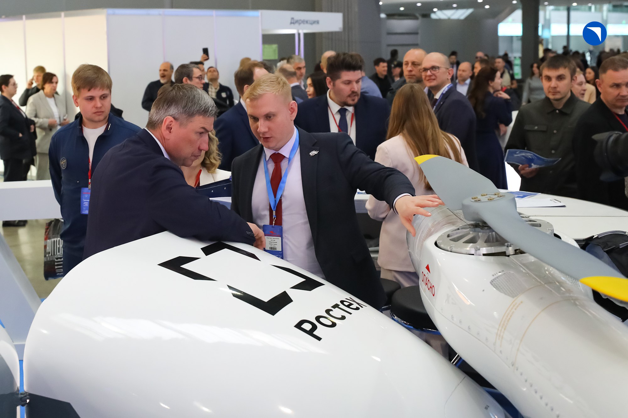 ОАК представил в Москве беспилотную транспортную систему внеаэродромного базирования С-76. Самолет вертикального взлета/посадки разработан ОКБ Сухого и уже прошел первые испытания, выполнив взлет, зависание и посадку